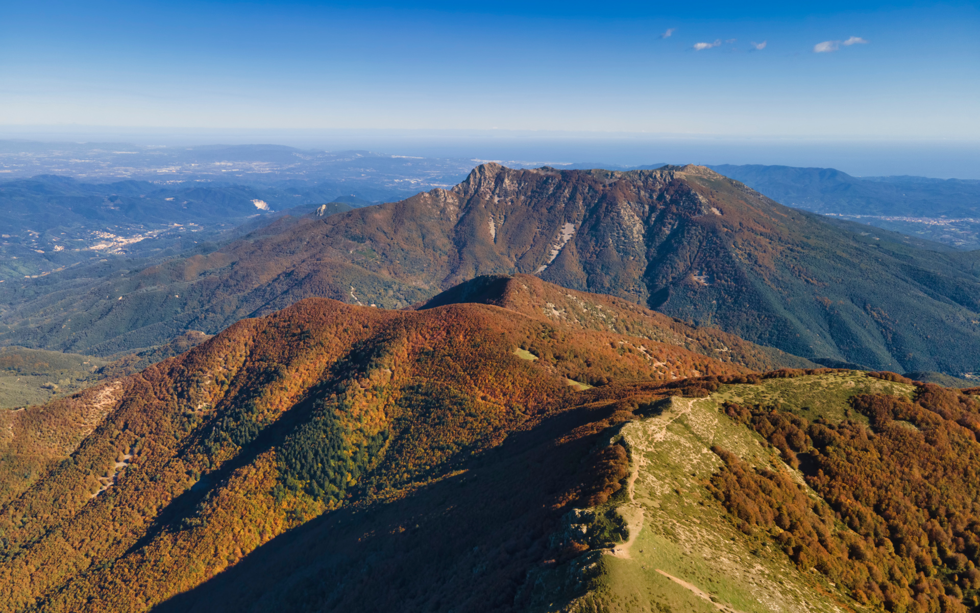 Вид на вершины гор с высоты птичьего полета 