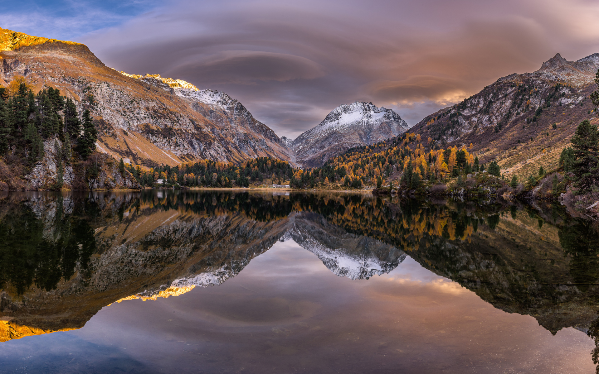 Горы отражаются в озере осенним днем