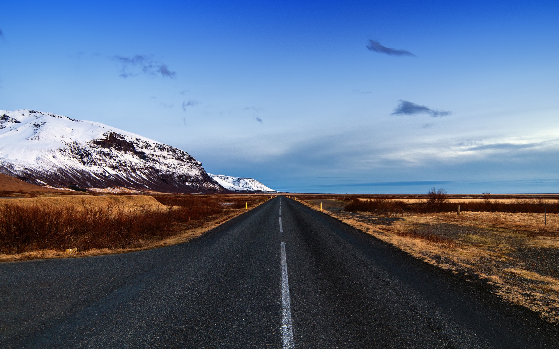 Заснеженные горы у дороги 