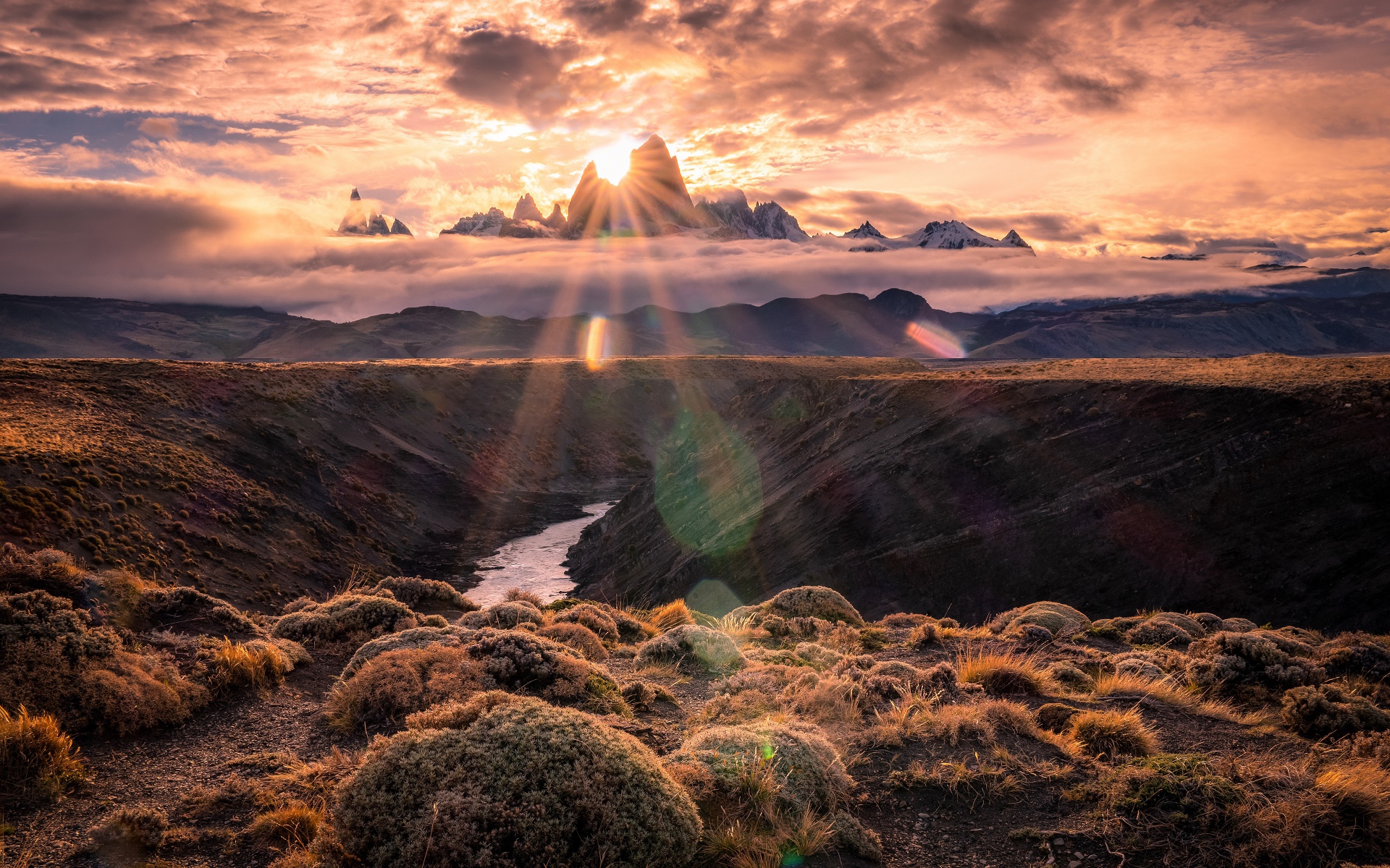 Лучи яркого солнца пробиваются сквозь вершину горы на рассвете 