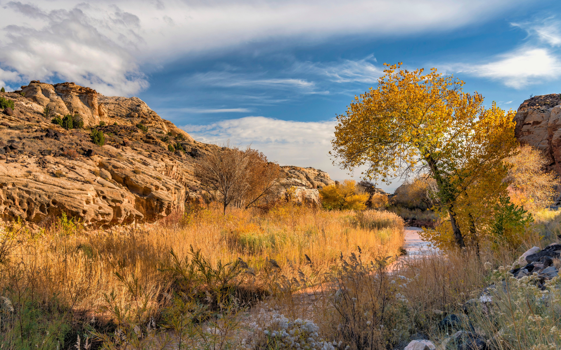 Вид на каменные горы под небом с белыми облаками осенью