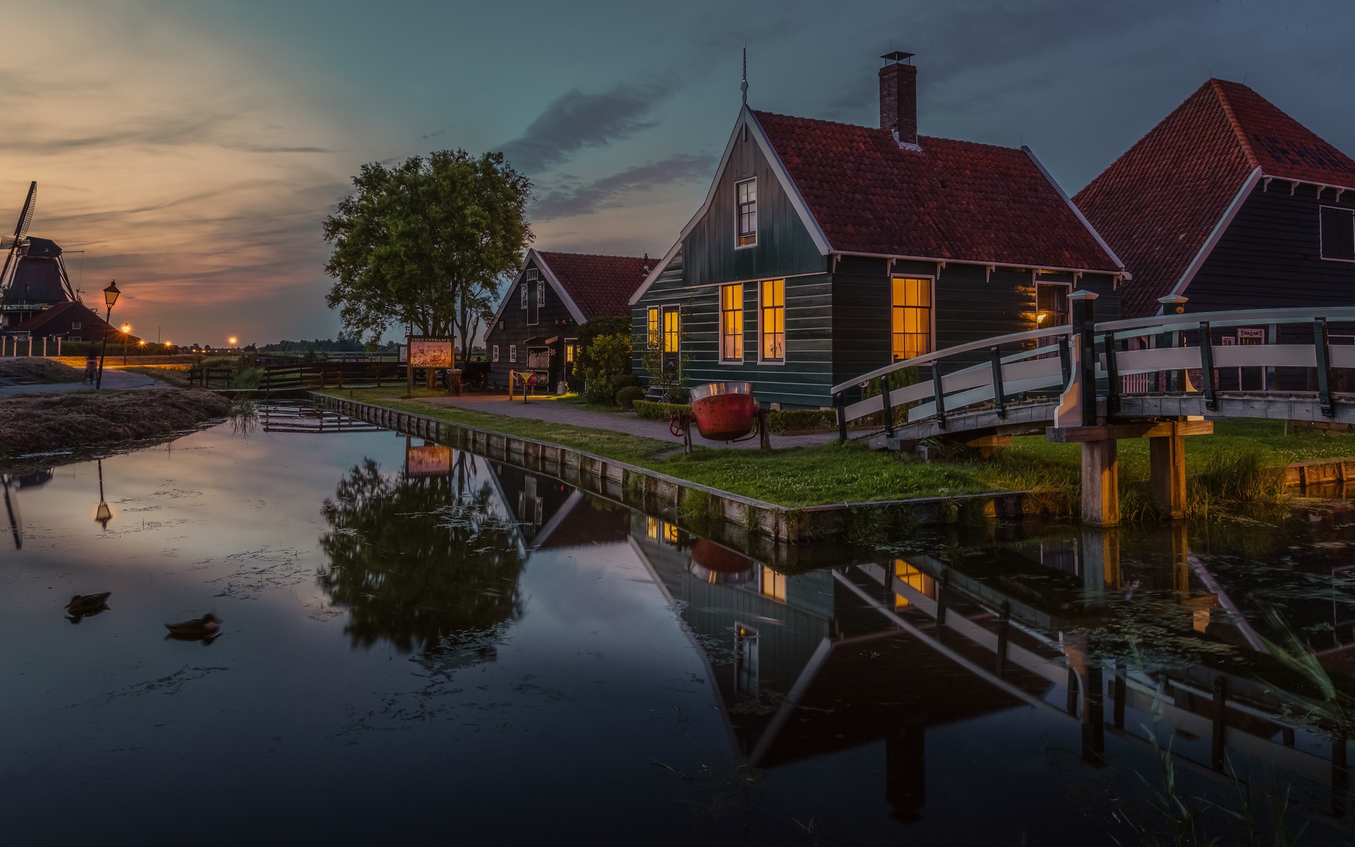 Маленькие дома у пруда вечером 