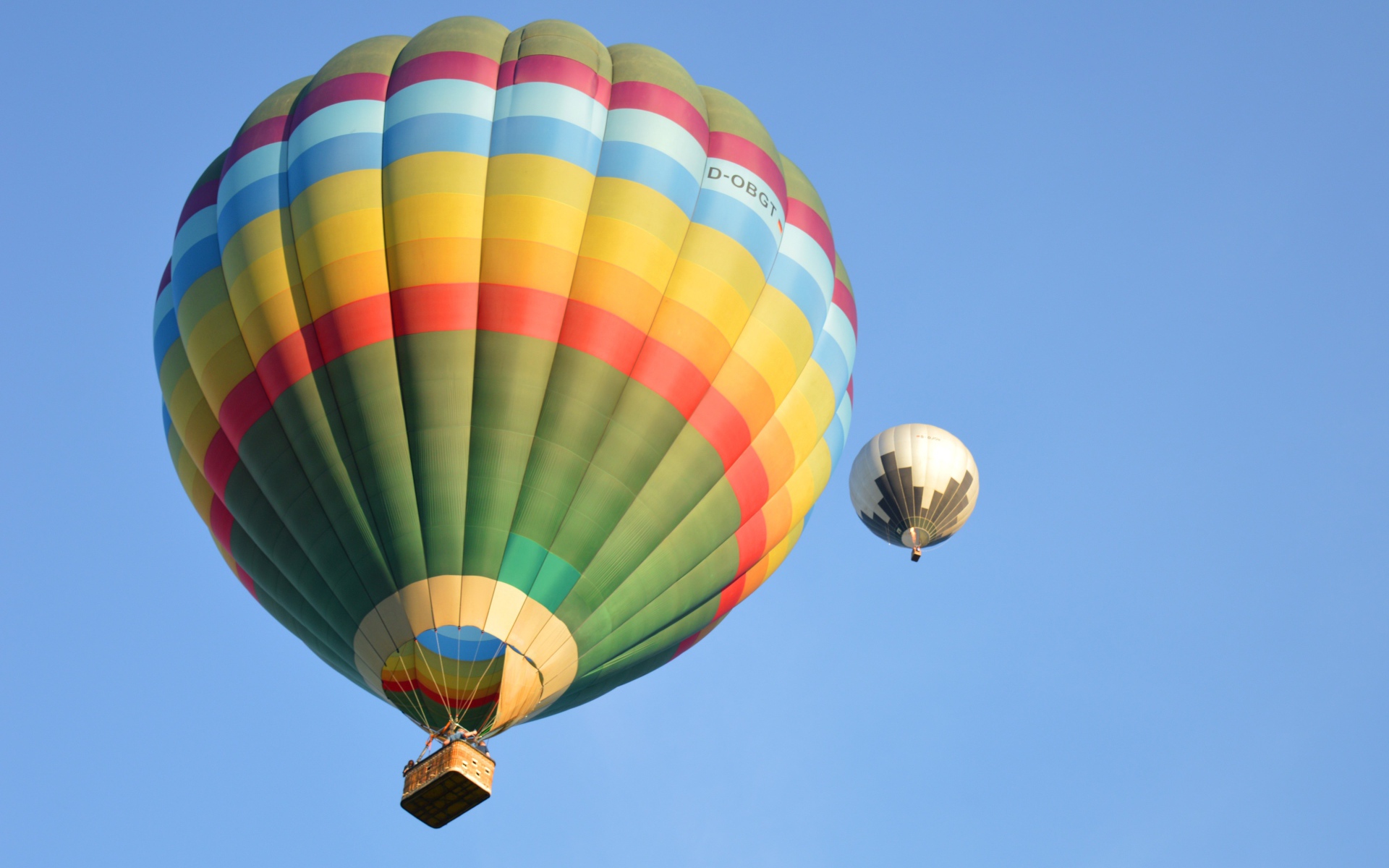 Два больших воздушных шара в голубом небе 