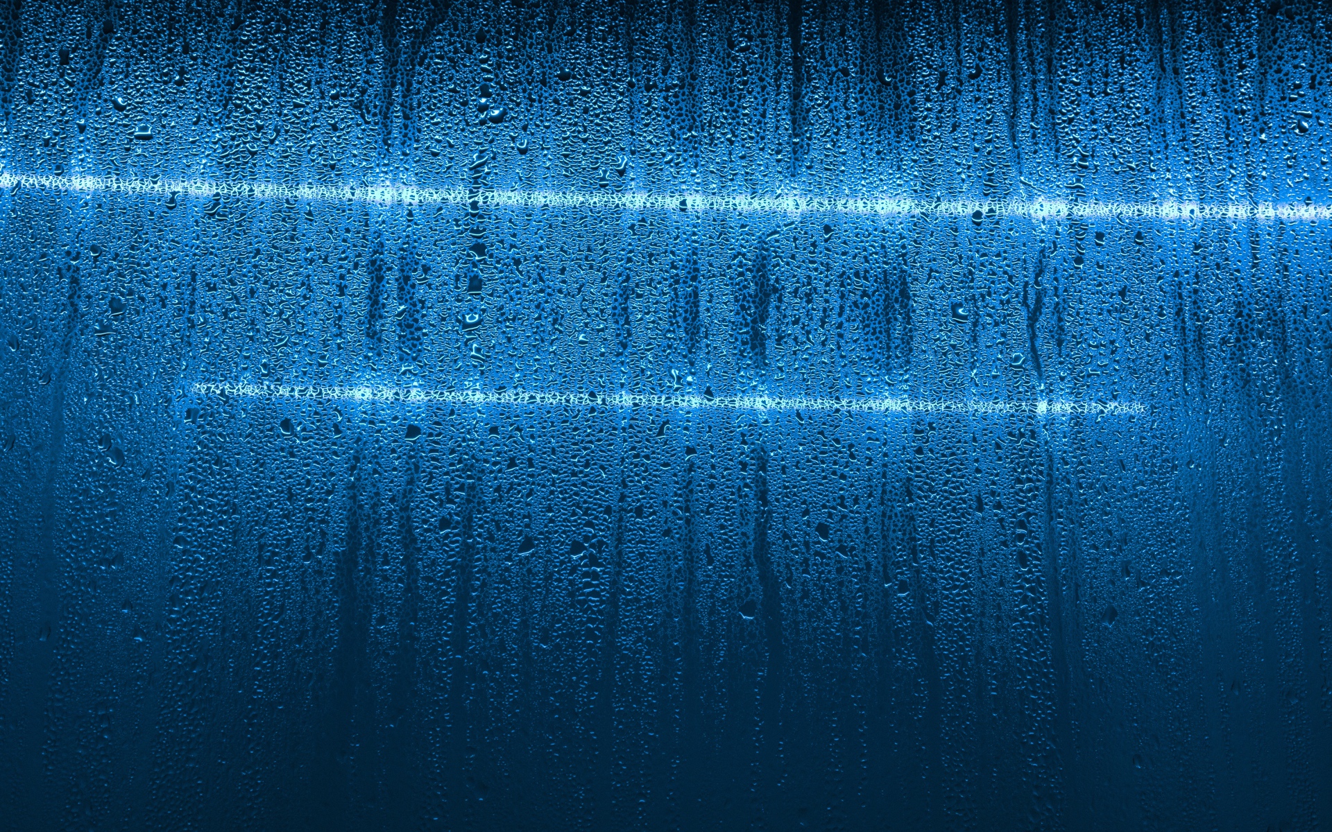 Мокрая голубая стена с белыми линиями