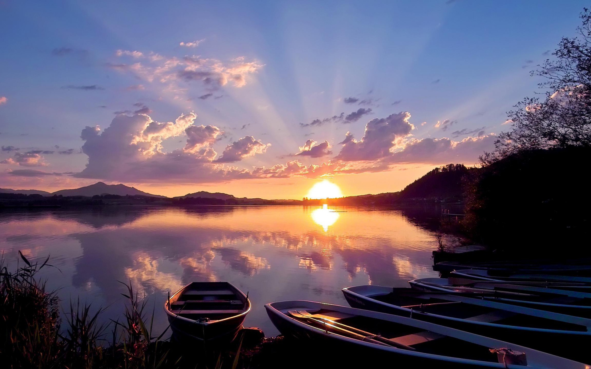 Лодки на берегу озера на закате солнца