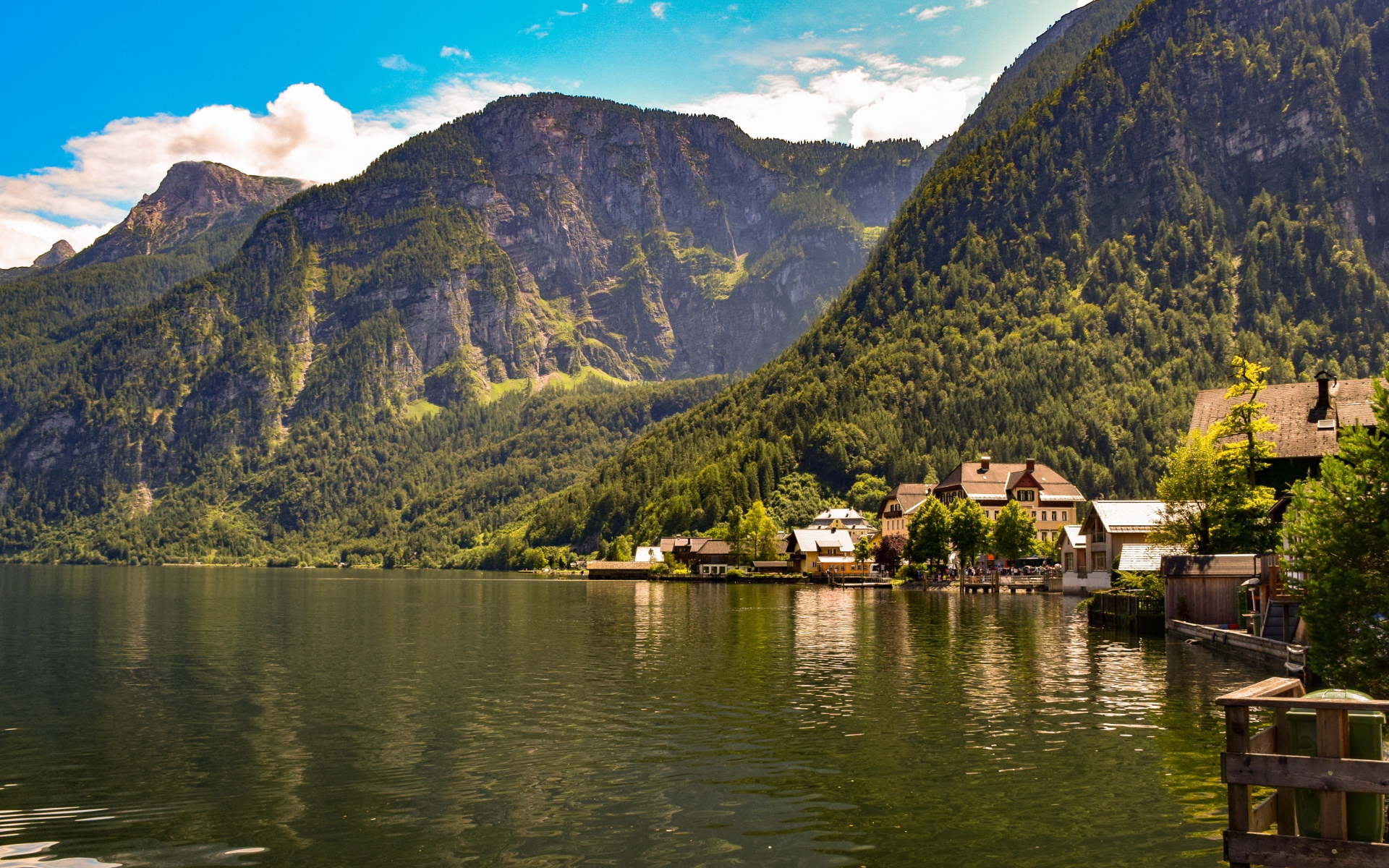 Дома на берегу спокойного горного озера летом