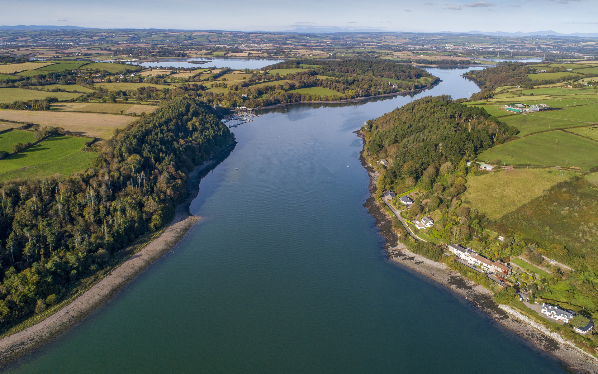 Вид с высоты на широкую реку 