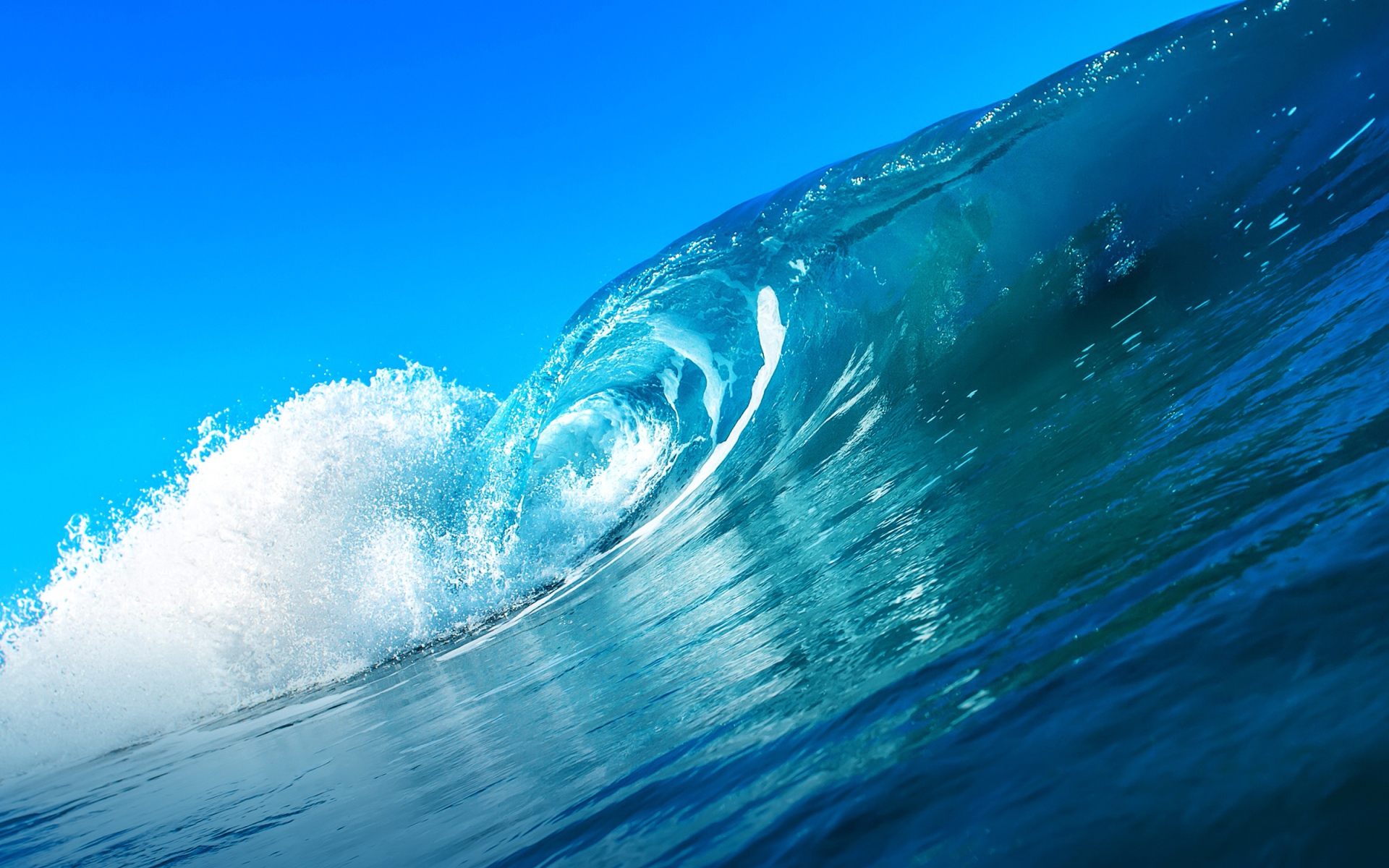 Красивая голубая волна в океане 