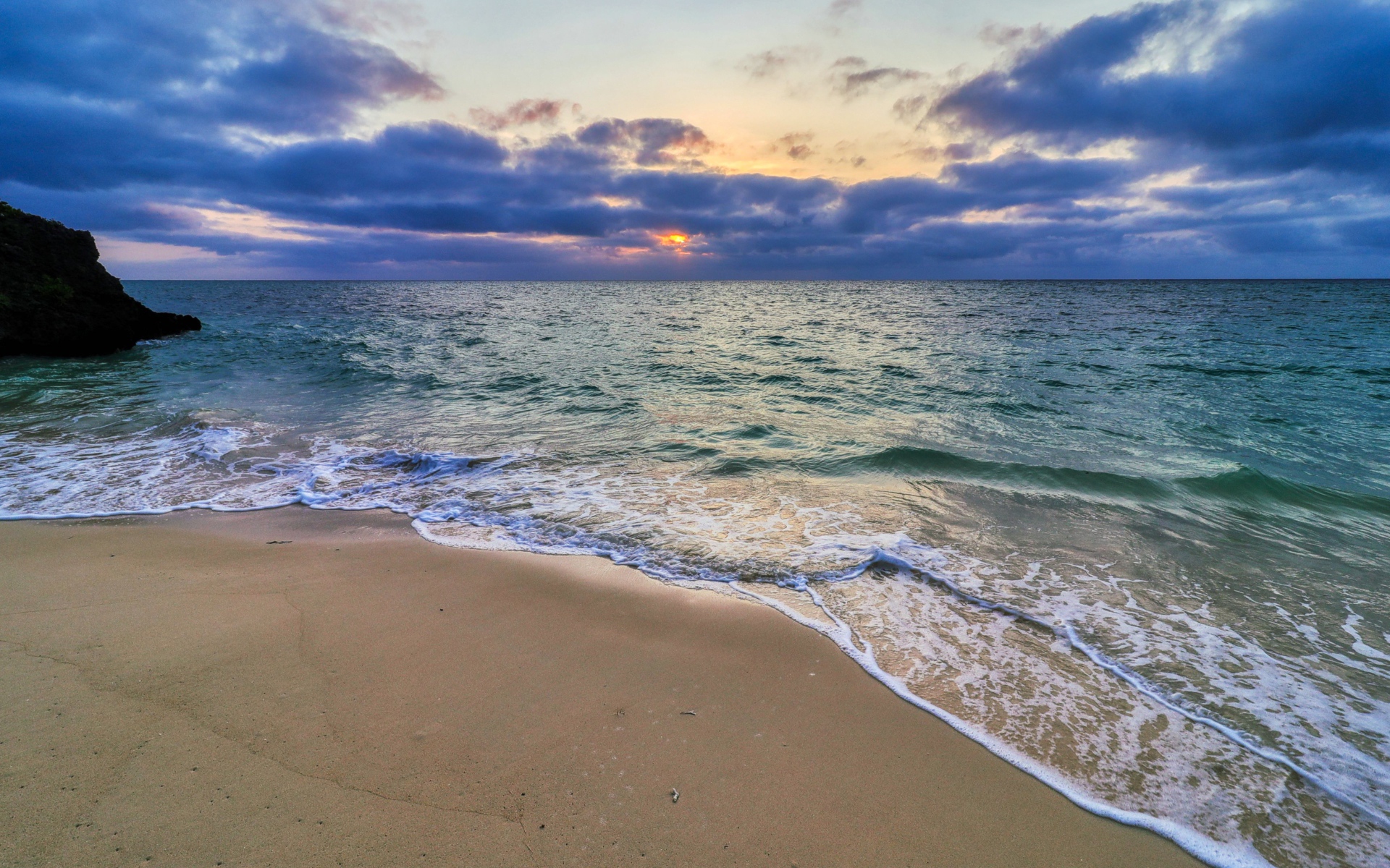 Голубая морская вода на песке на закате солнца