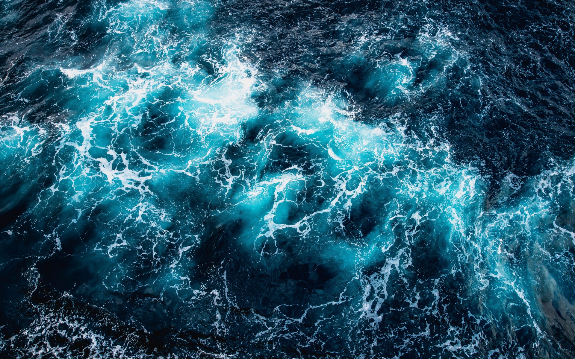 Вид на белые волны в океане сверху