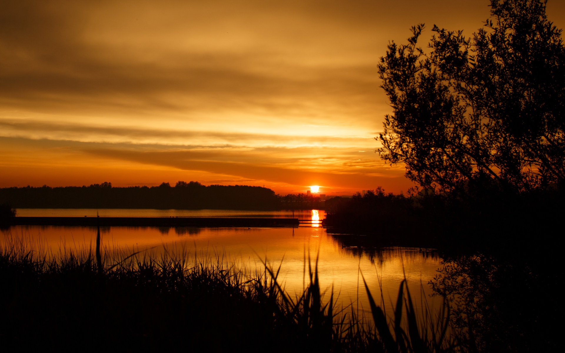 Закат яркого осеннего солнца над рекой 