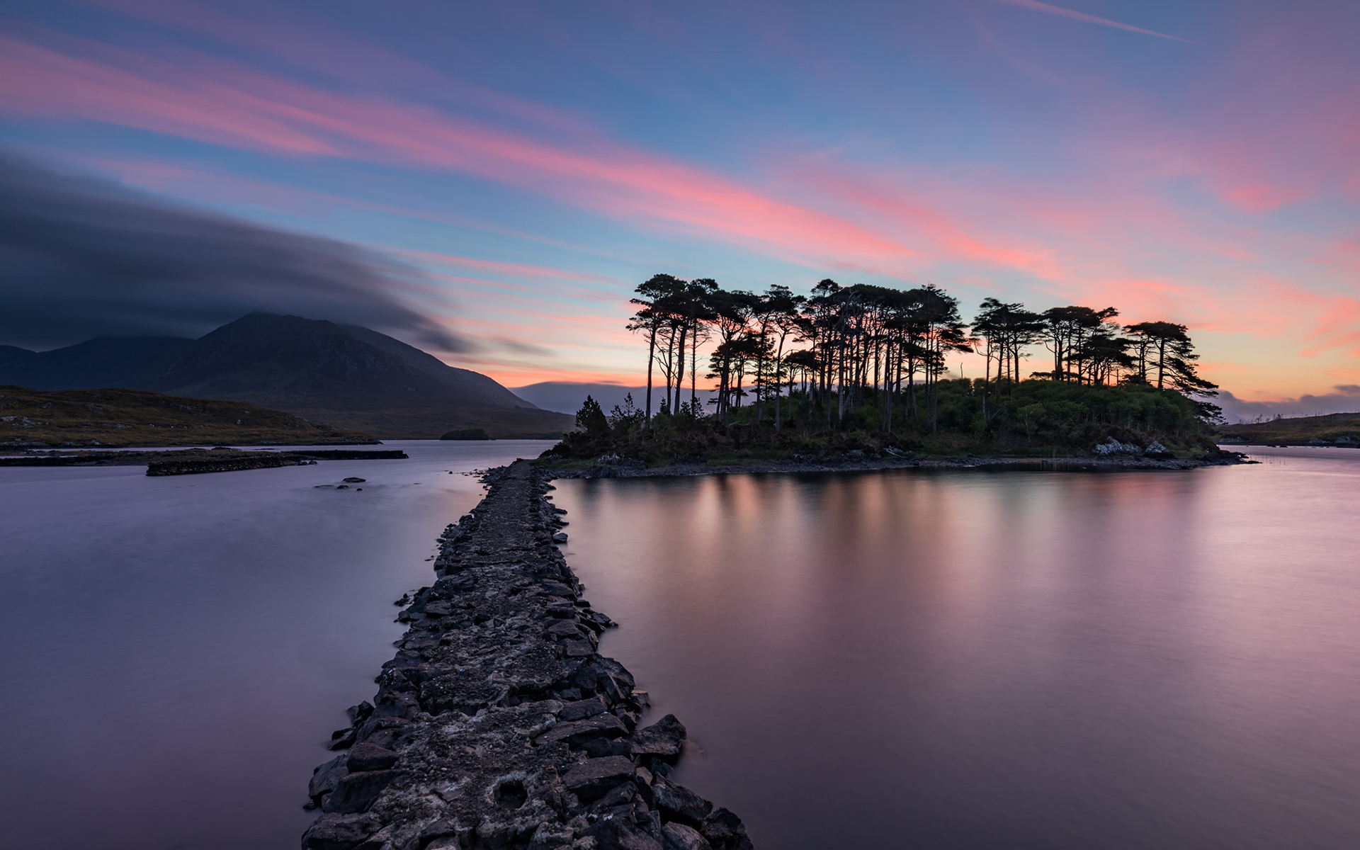 Дорога ведет к острову на фоне голубого заката