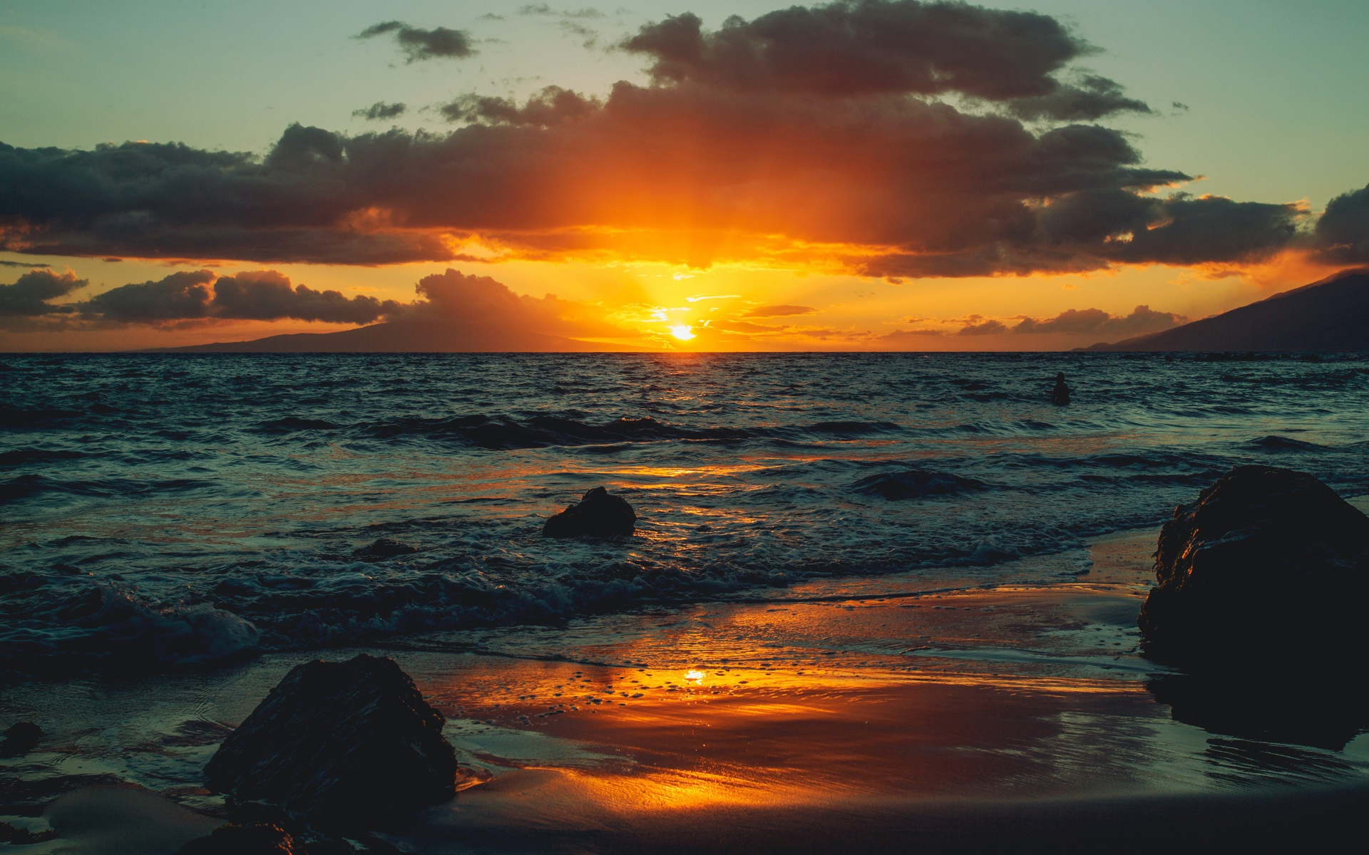 Мокрый песок на берегу океана на закате