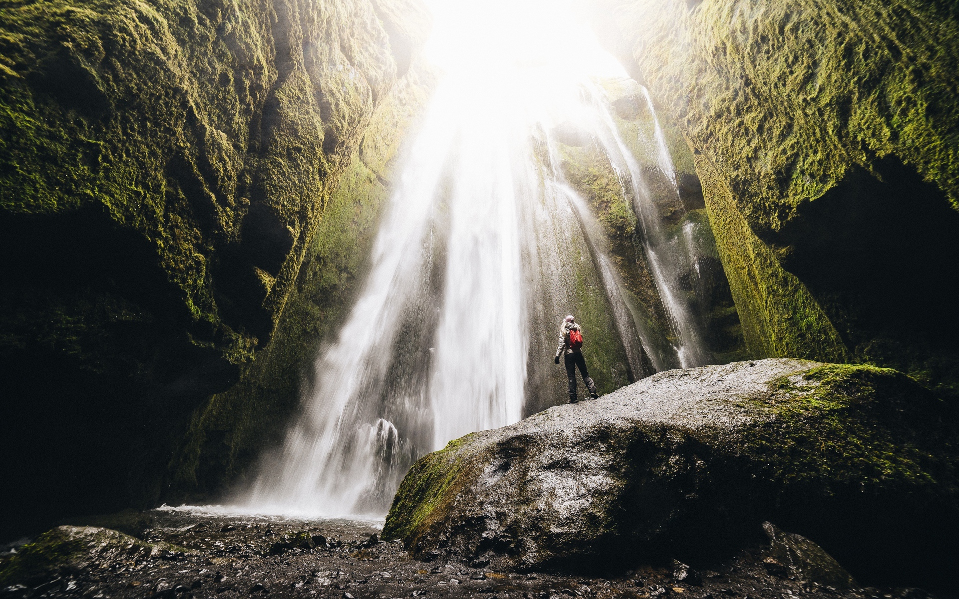 Быстрый водопад стекает между скал 