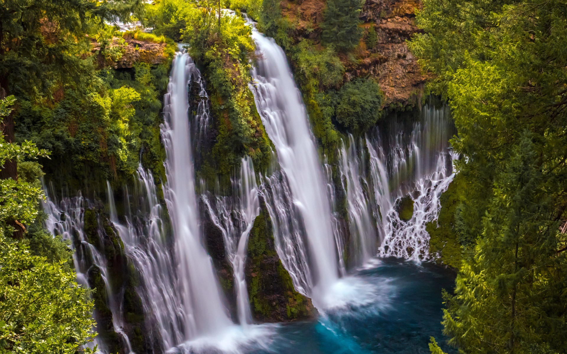Быстрый водопад стекает с утеса, Калифорния