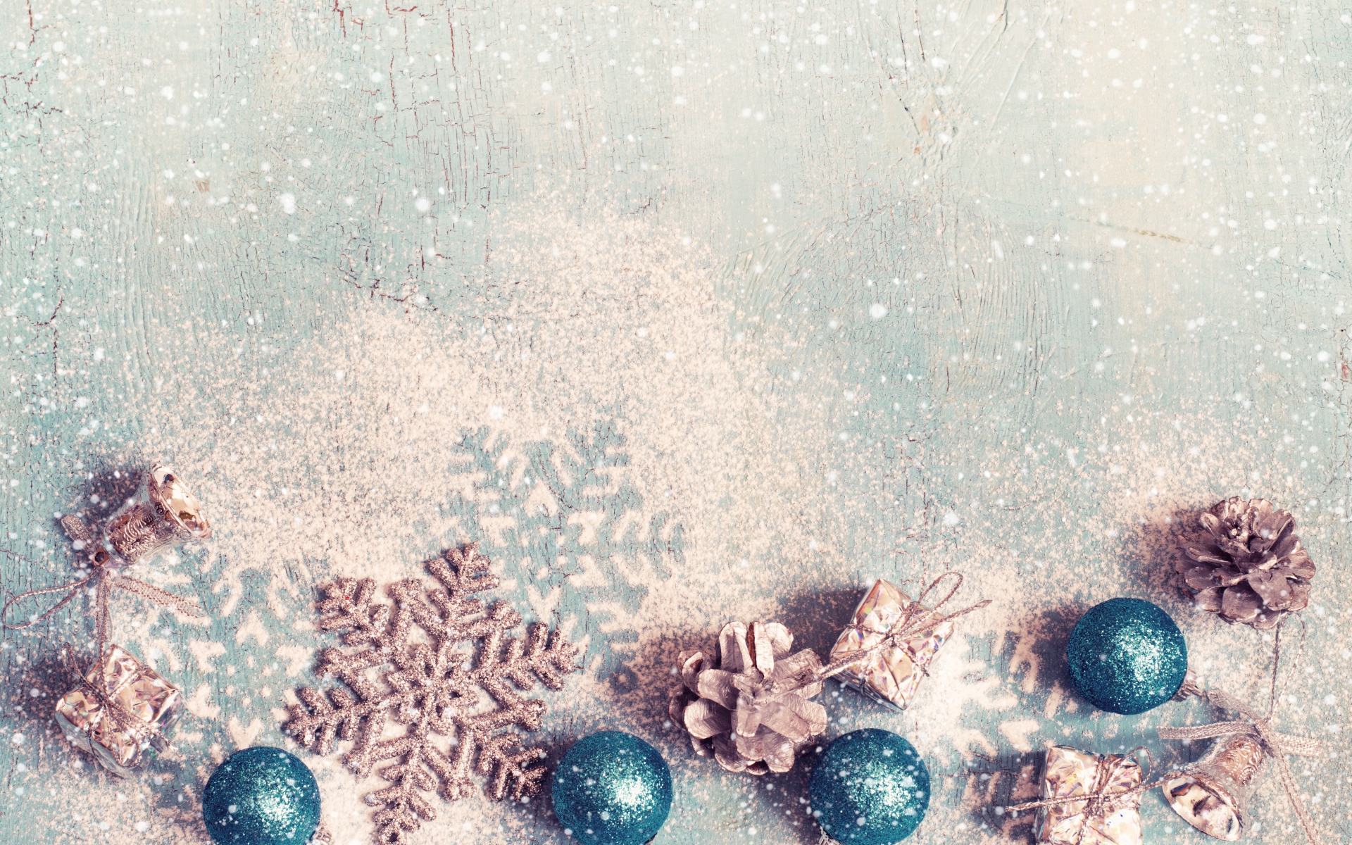 Новогодний декор на голубом фоне, шаблон для праздничной открытки 