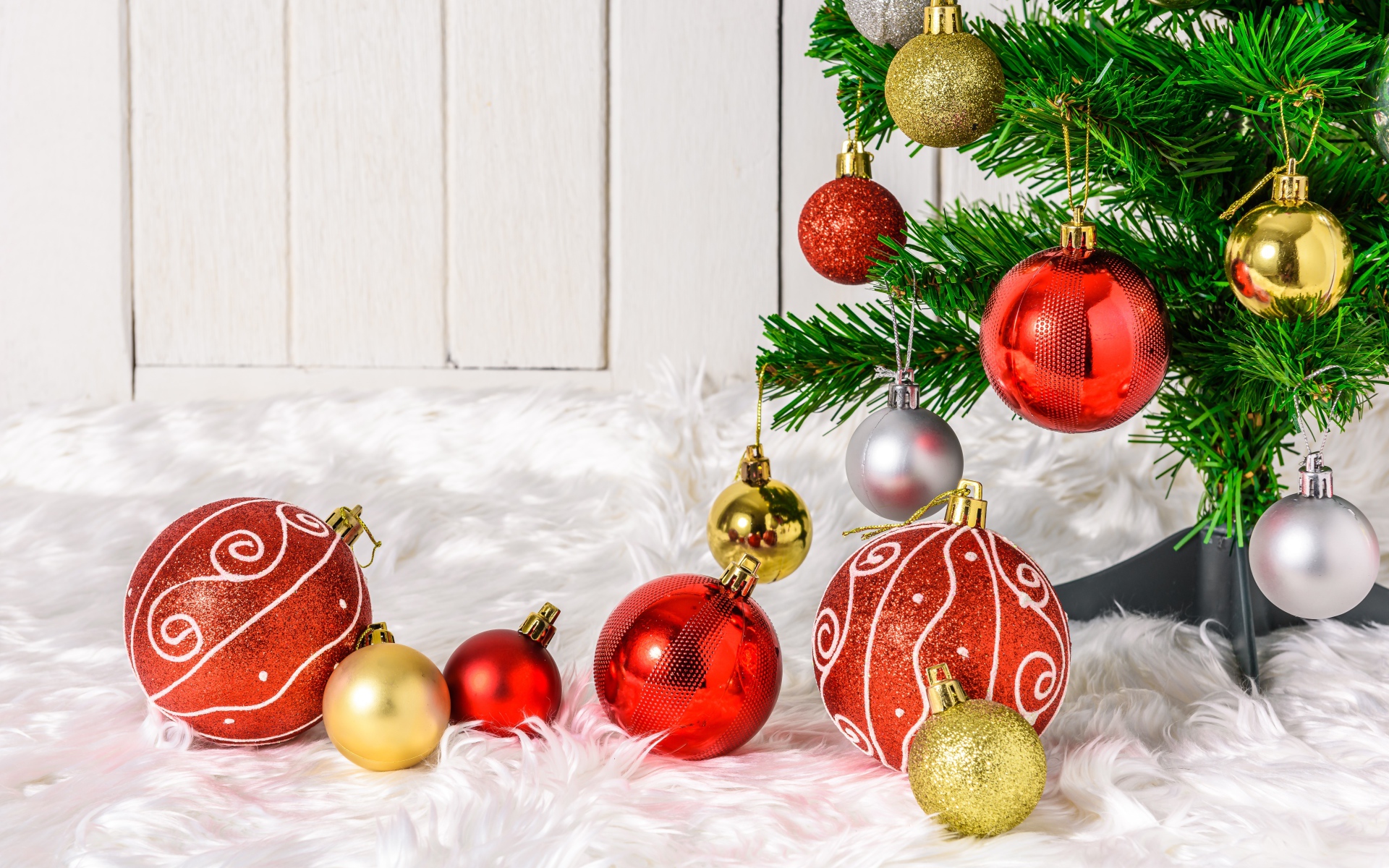 Красные и золотистые шарики с елкой на новый год 