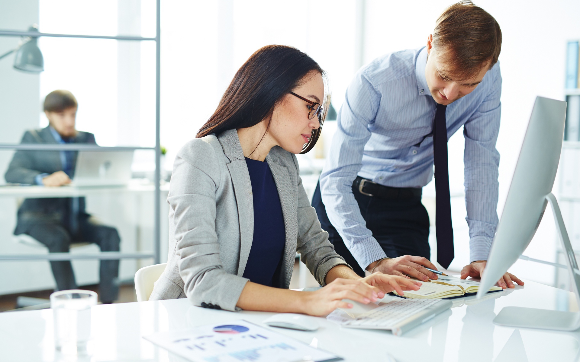 Деловая девушка и парень в офисе 