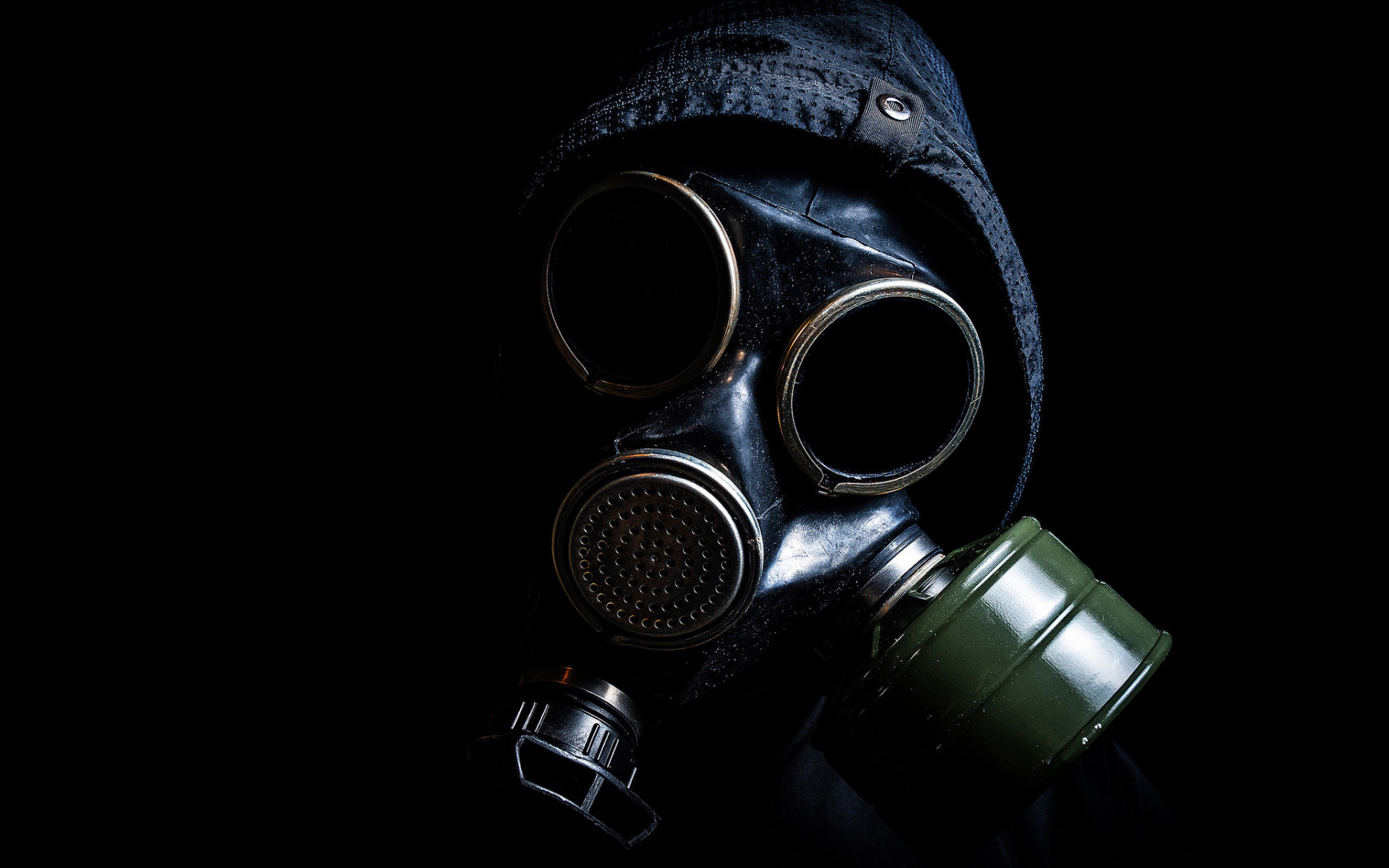 Парень в противогазе на черном фоне, пандемия коронавирус