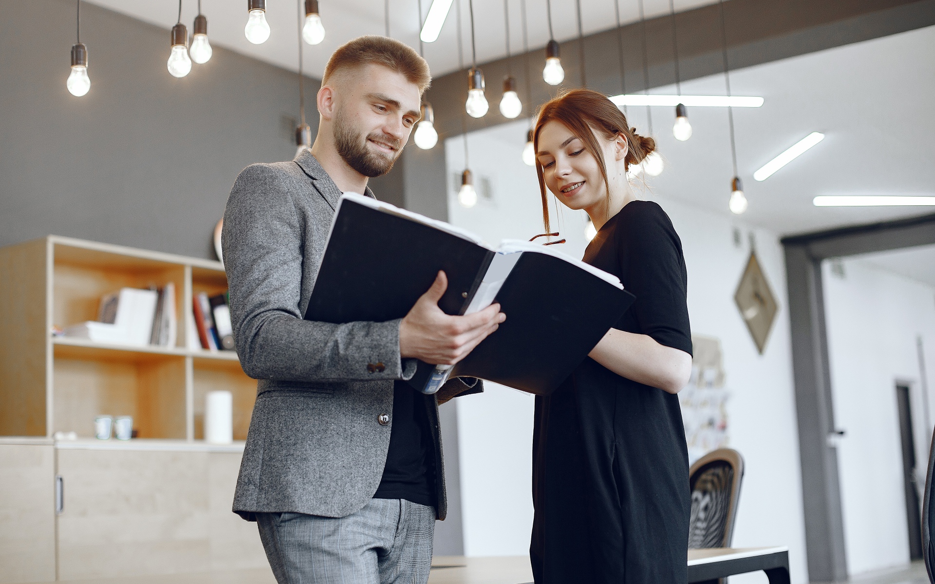 Мужчина и девушка с договором в офисе