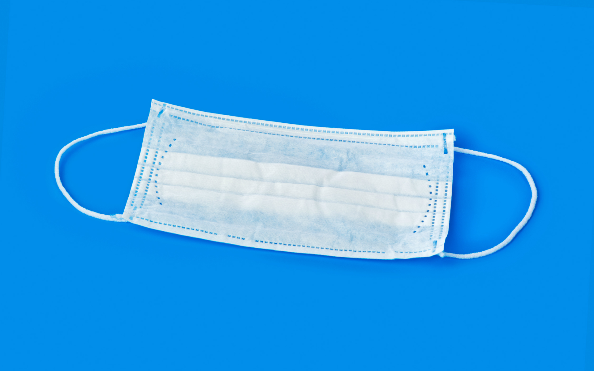 Медицинская маска на голубом фоне