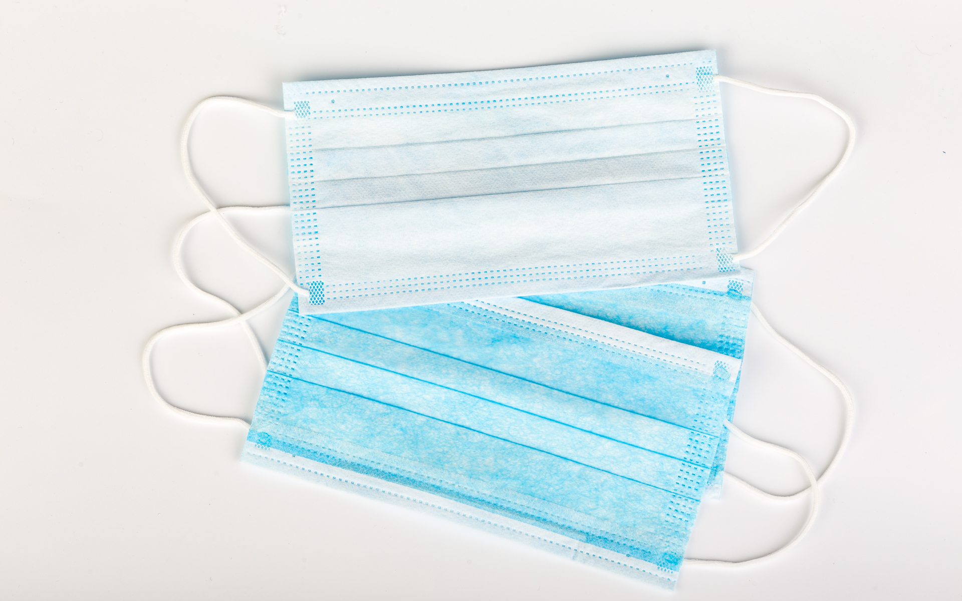 Медицинские маски на сером фоне, коронавирус covid-19