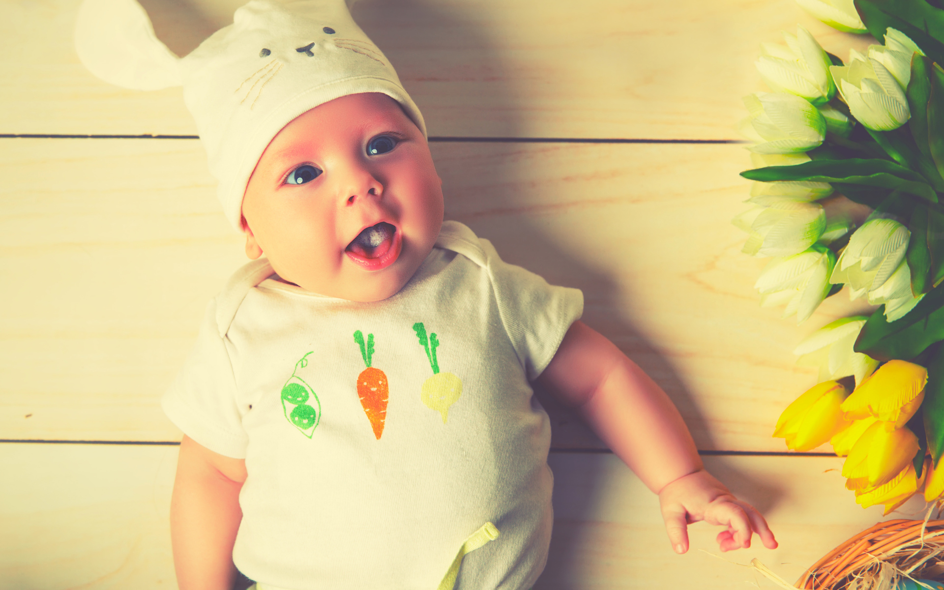 Грудной ребенок в костюме зайца 