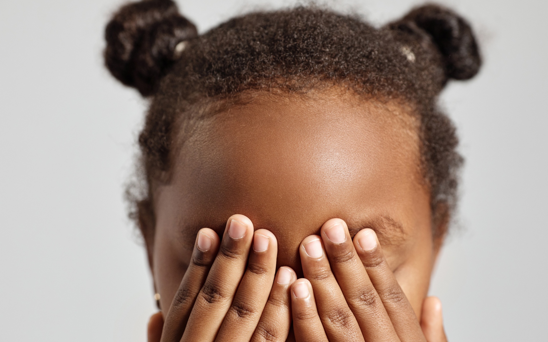 Темнокожая девочка закрыла глаза 