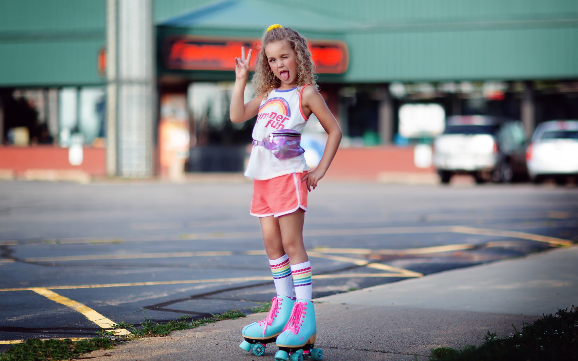 Модная маленькая девочка на роликах 