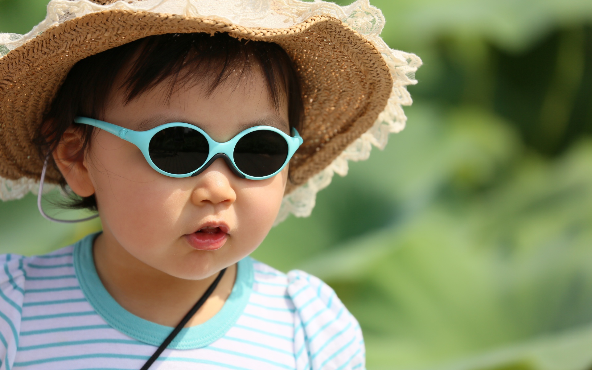 Маленький ребенок азиат в очках и панаме 