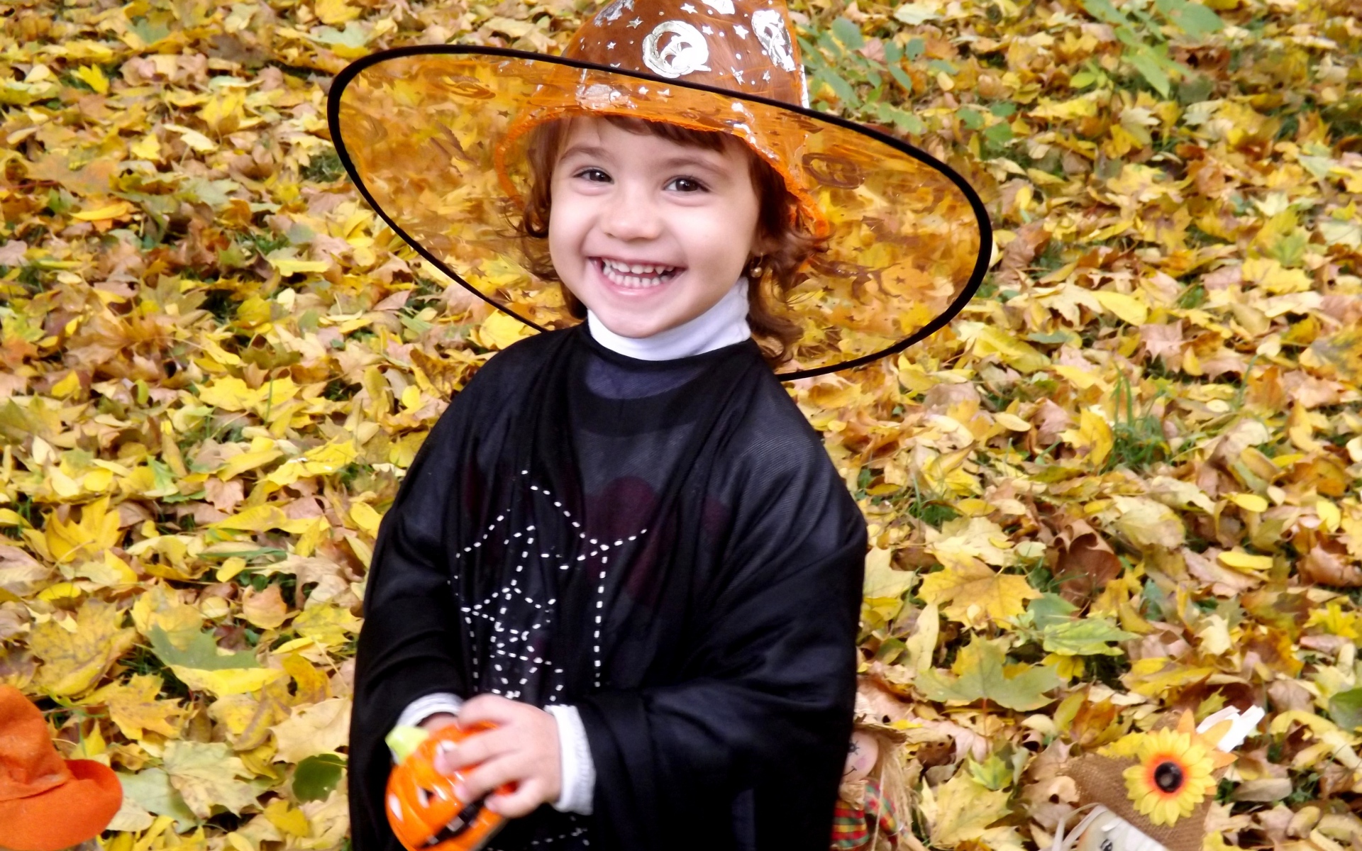 Улыбающаяся девочка в костюме ведьмы на Хэллоуин