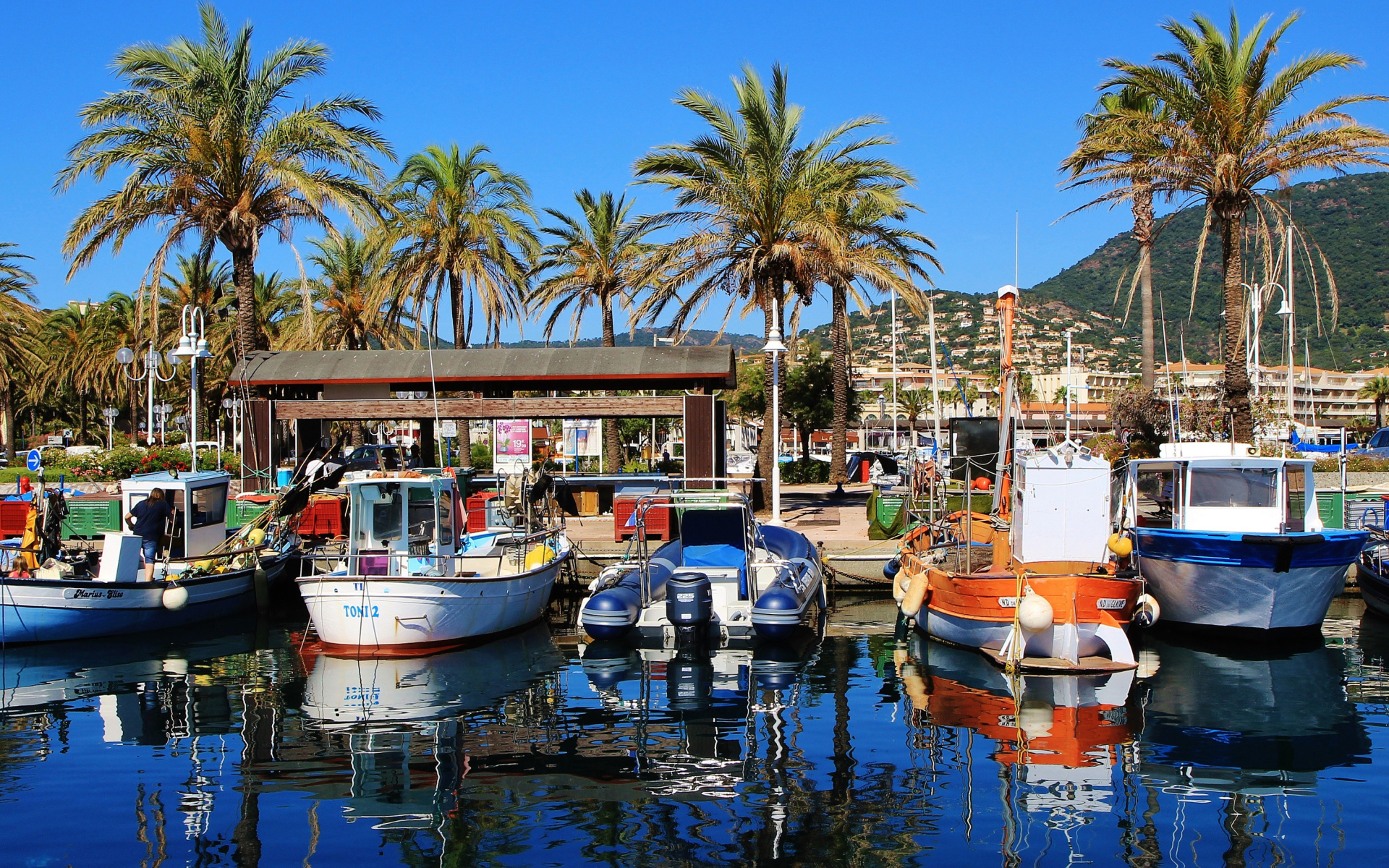 Лодки на пристани на тропическом пляже