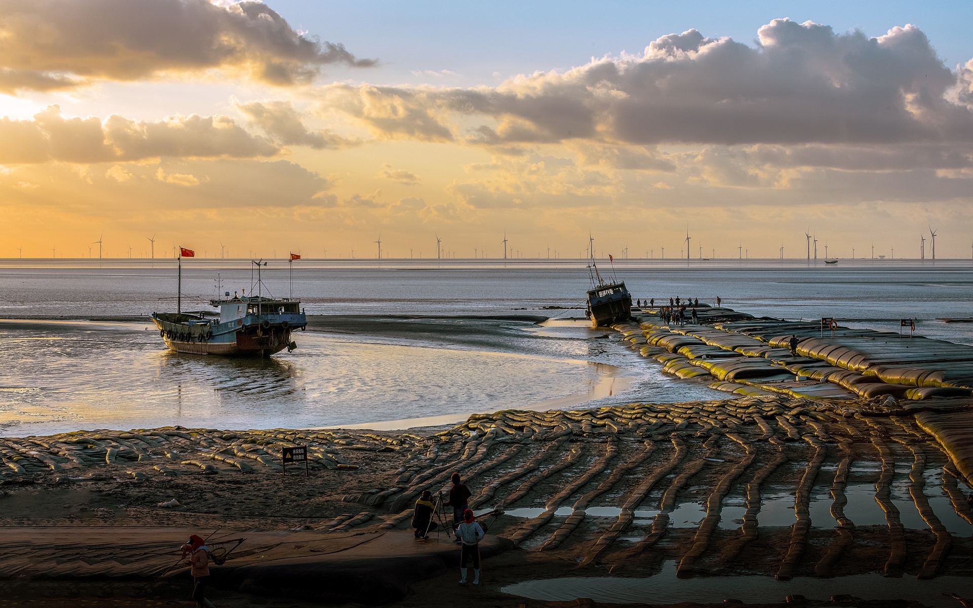 Рыбацкие шхуны на берегу моря 
