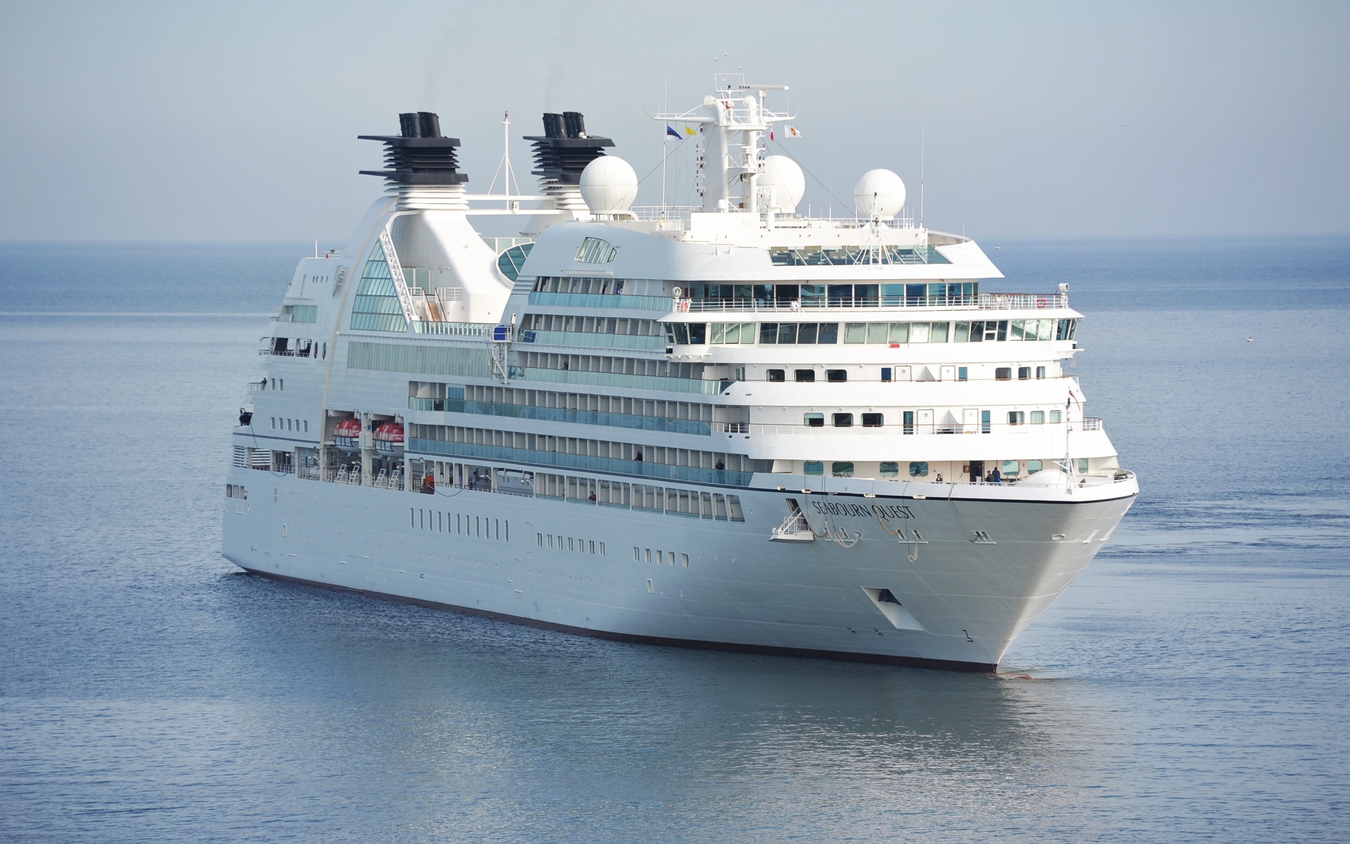 Большой белый круизный лайнер SEABOURN QUEST в море