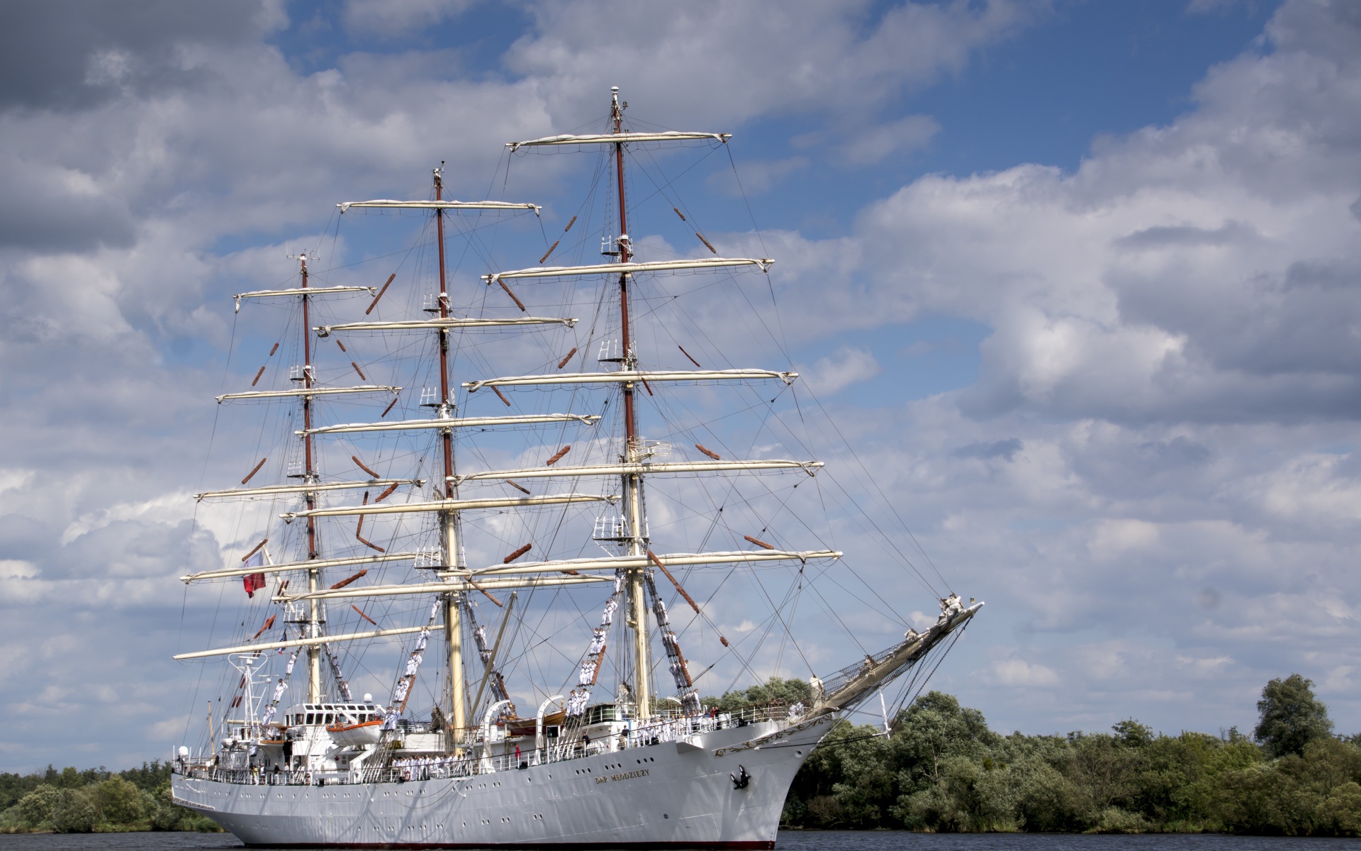 Большой белый корабль с опущенными парусами