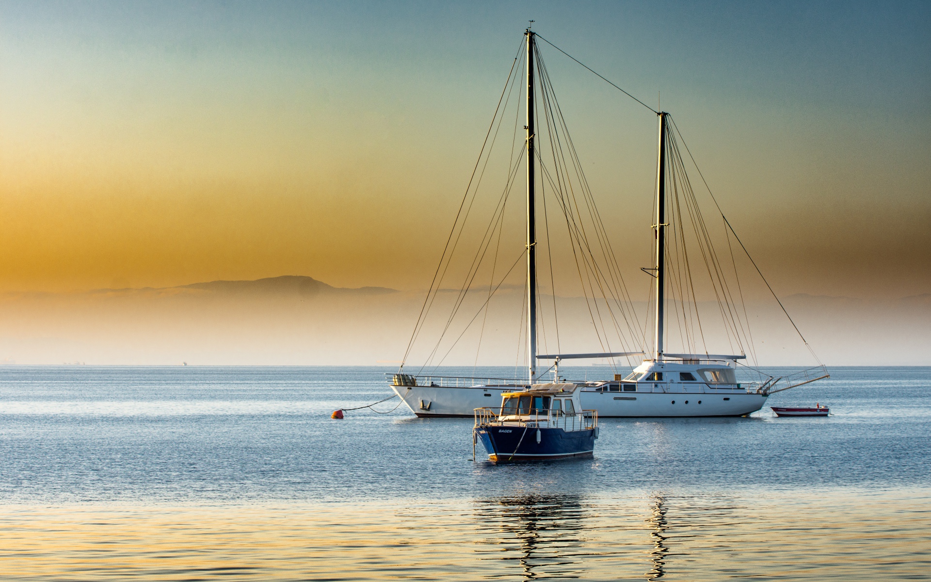 Две яхты в море на закате 