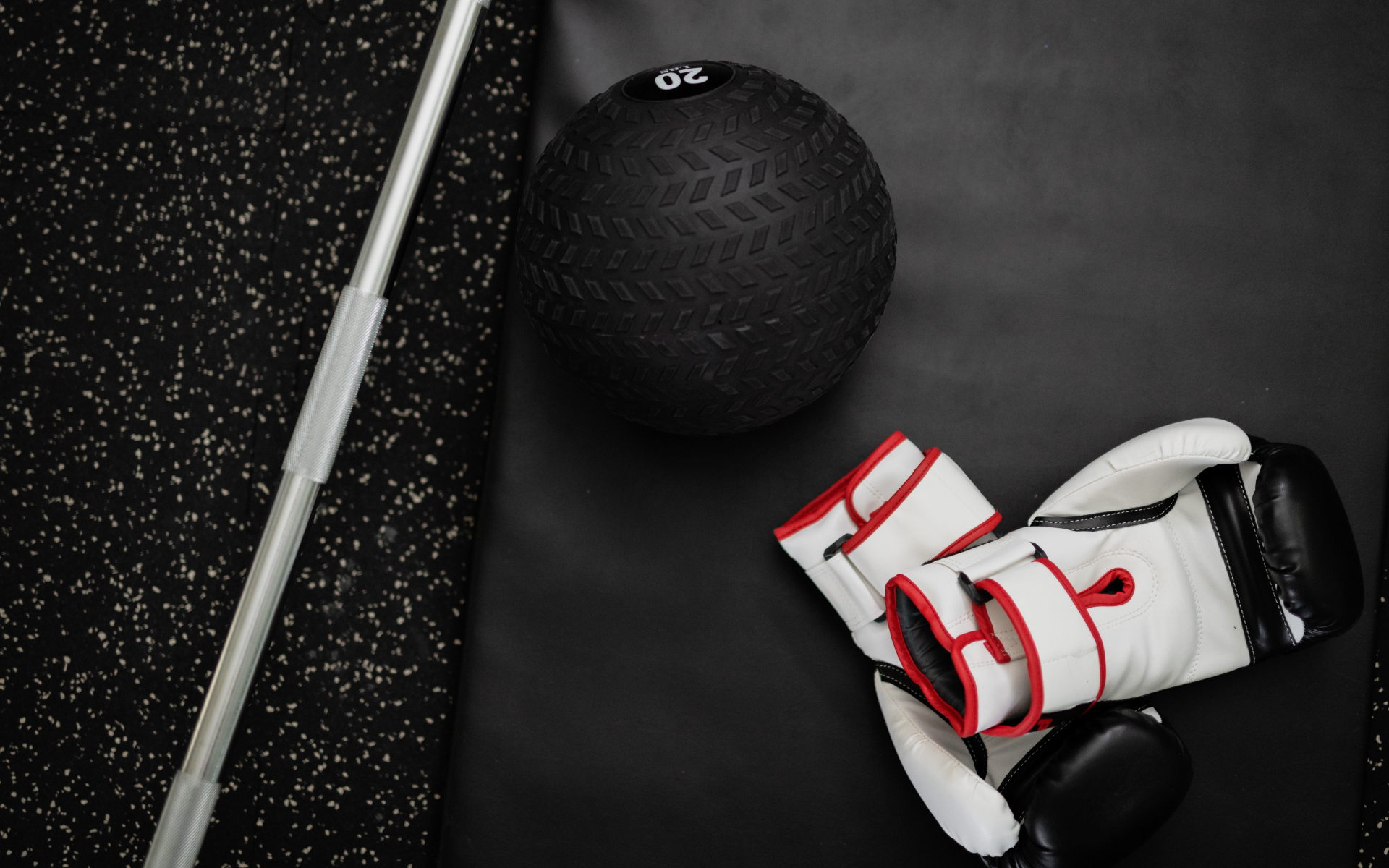 Перчатки и мячик для гольфа лежат в спортзале 