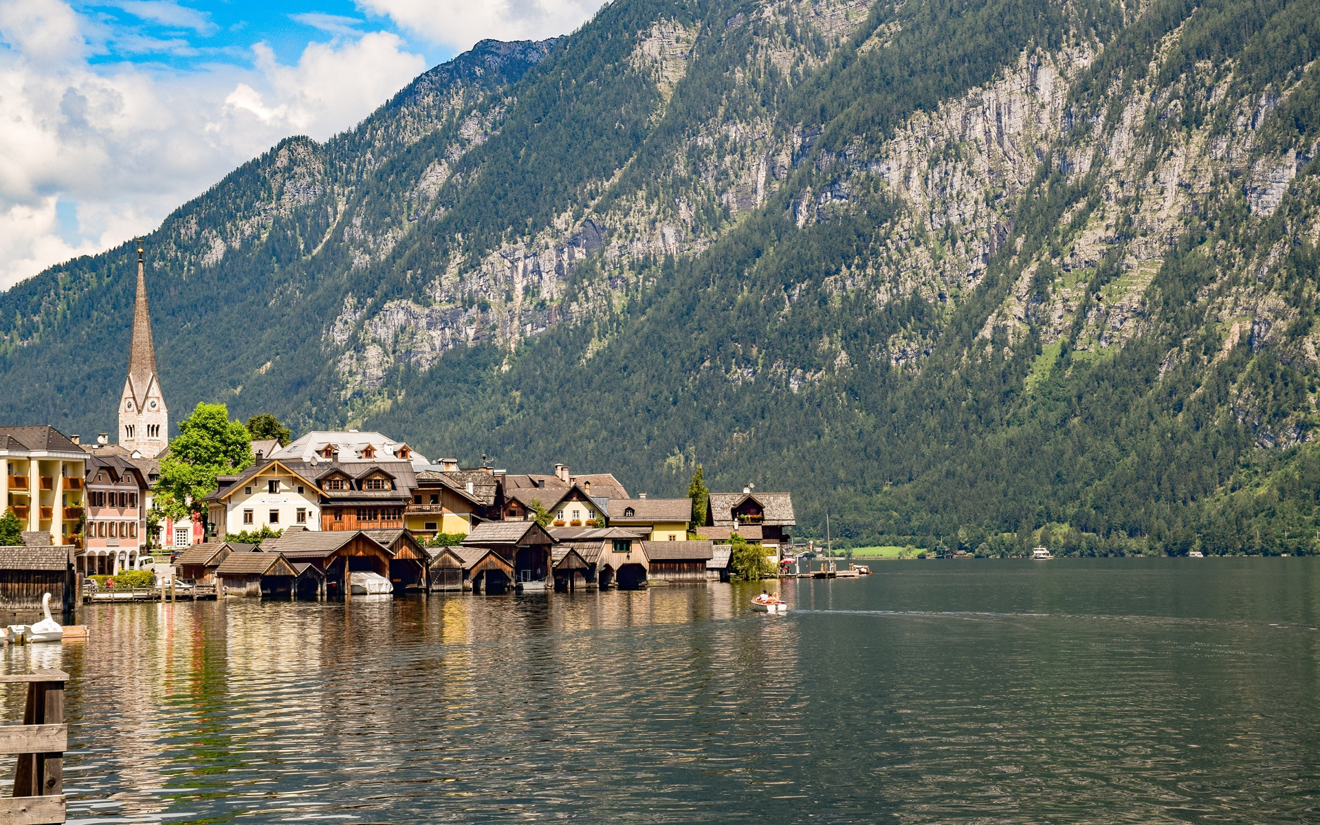 Дома на берегу залива у горы, Австрия 