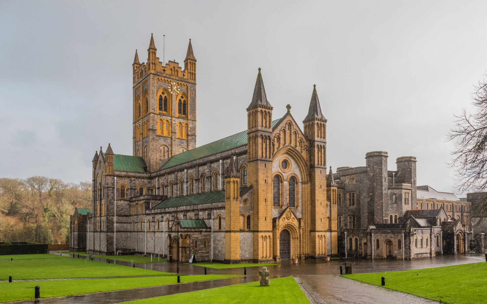 Старинное здание под дождем, Англия 