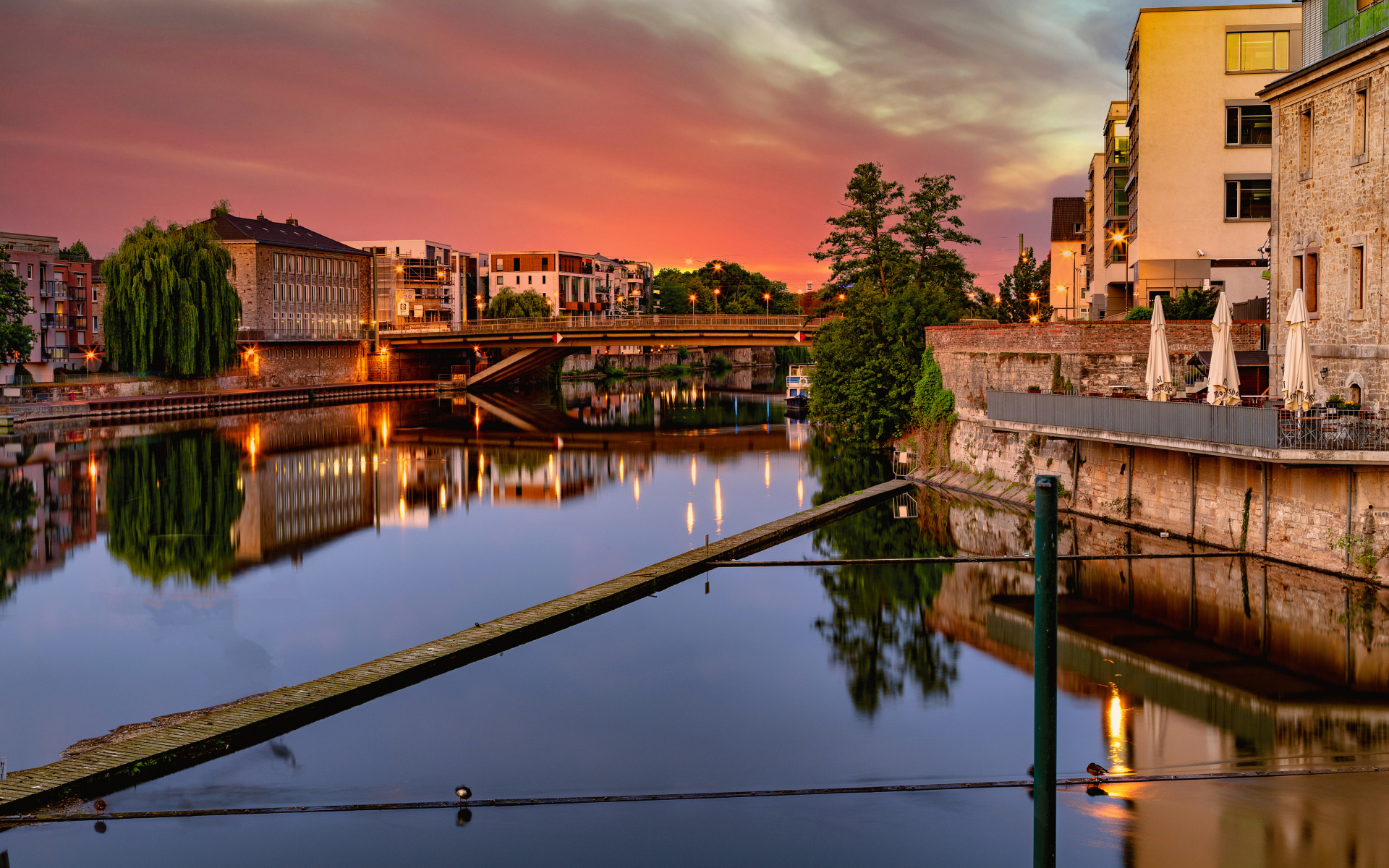 Мост над каналом соединяет город, Германия