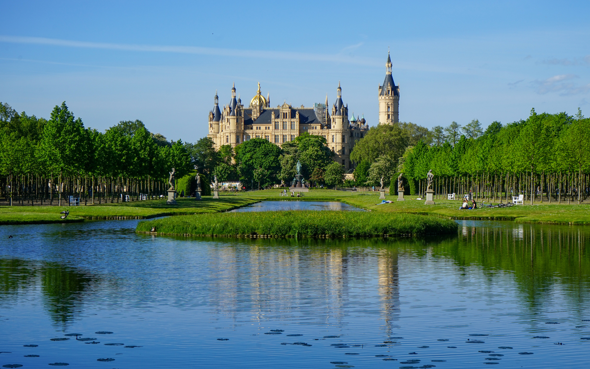 Вид на красивый Шверинский замок у пруда, Германия 