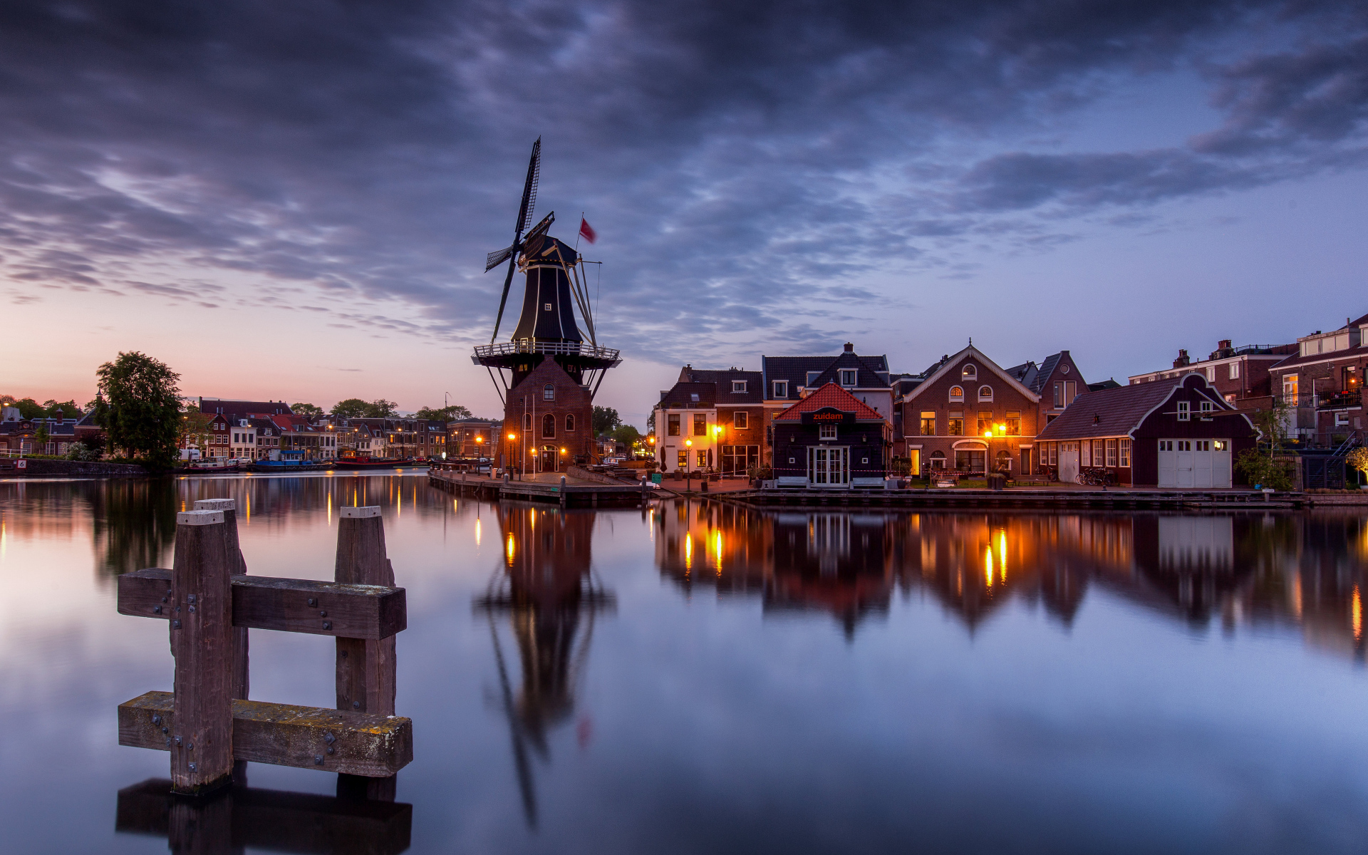 Красивый вечерний вид на город у реки, Нидерланды 