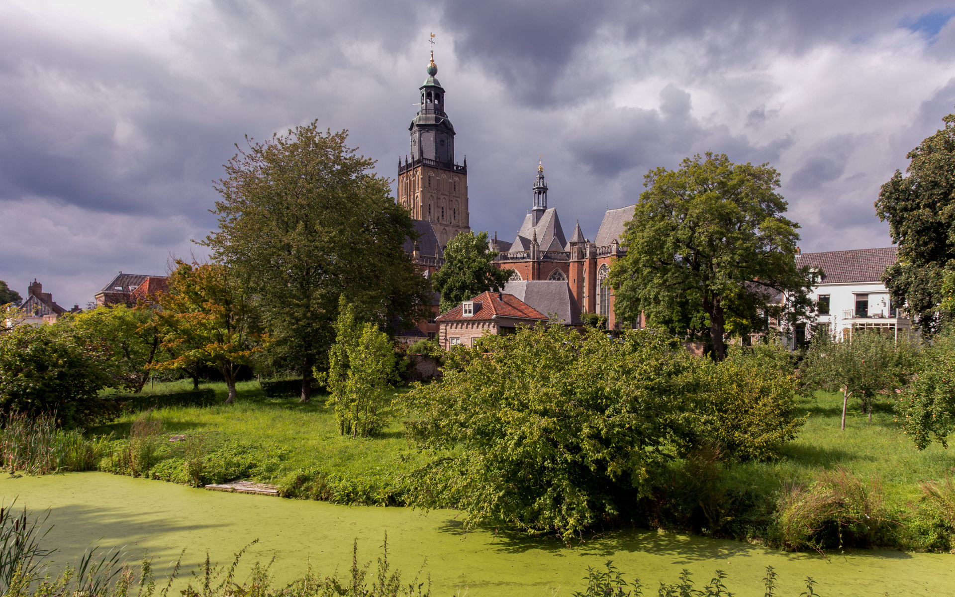 Большой старинный дом в парке, Нидерланды 
