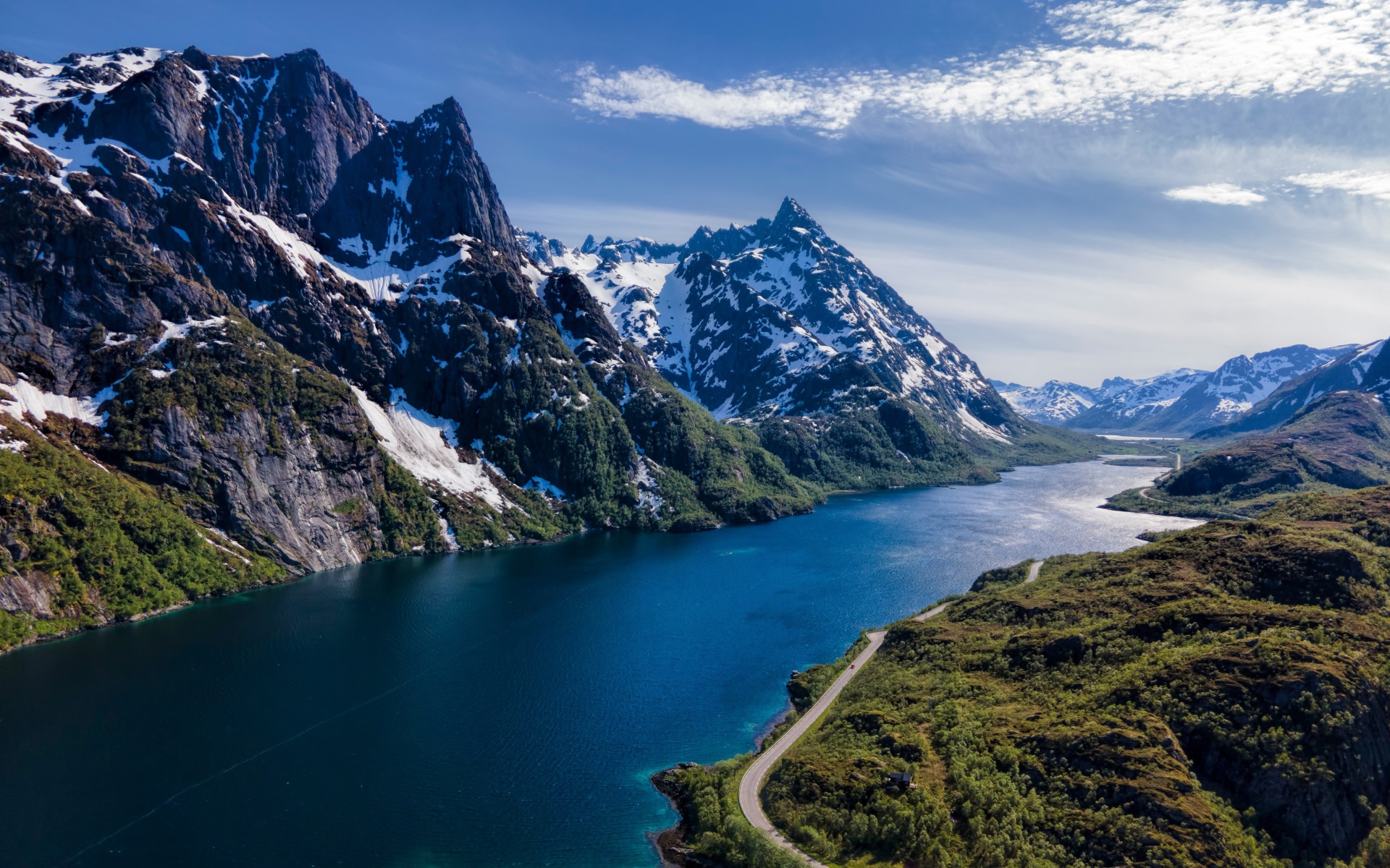 Красивый вид на фьорд и горы, Лофотенские острова. Норвегия 