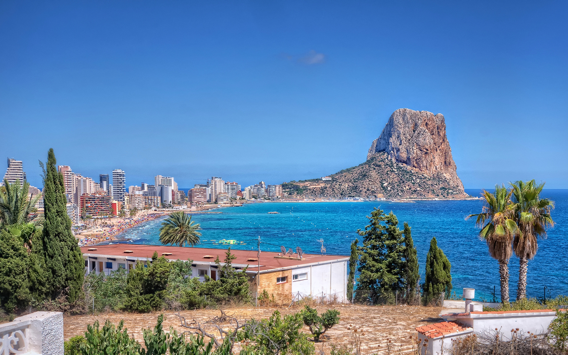 Дома на побережье Испании под голубым небом