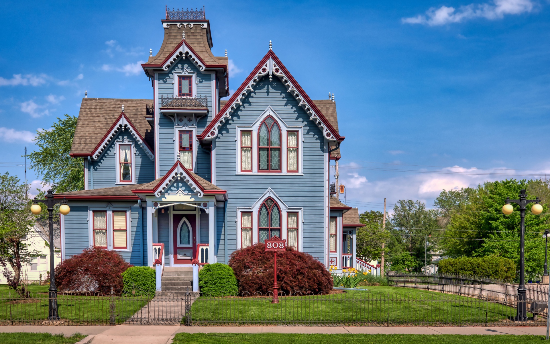 Большой двухэтажный дом на улице, США