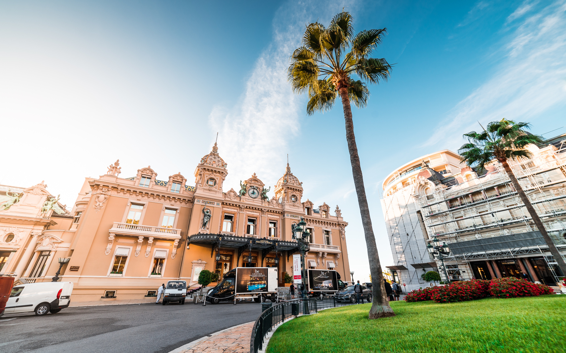 Центр города Монте Карло под голубым небом, Монако