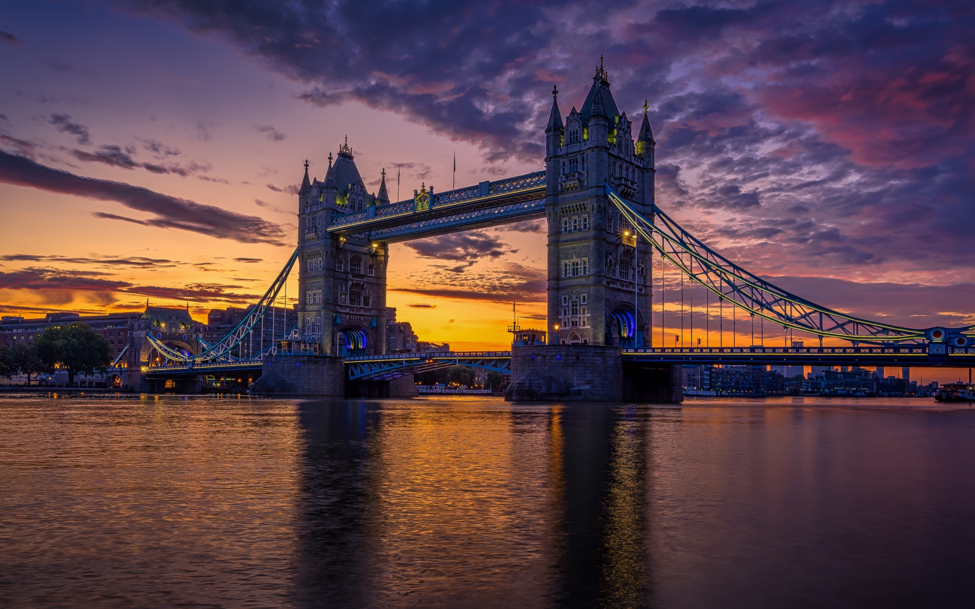 Тауэрский мост на закате в Лондоне