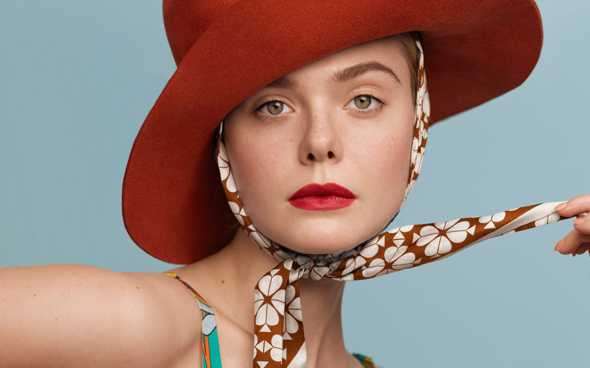 Актриса Эль Фэннинг в красной шляпе 