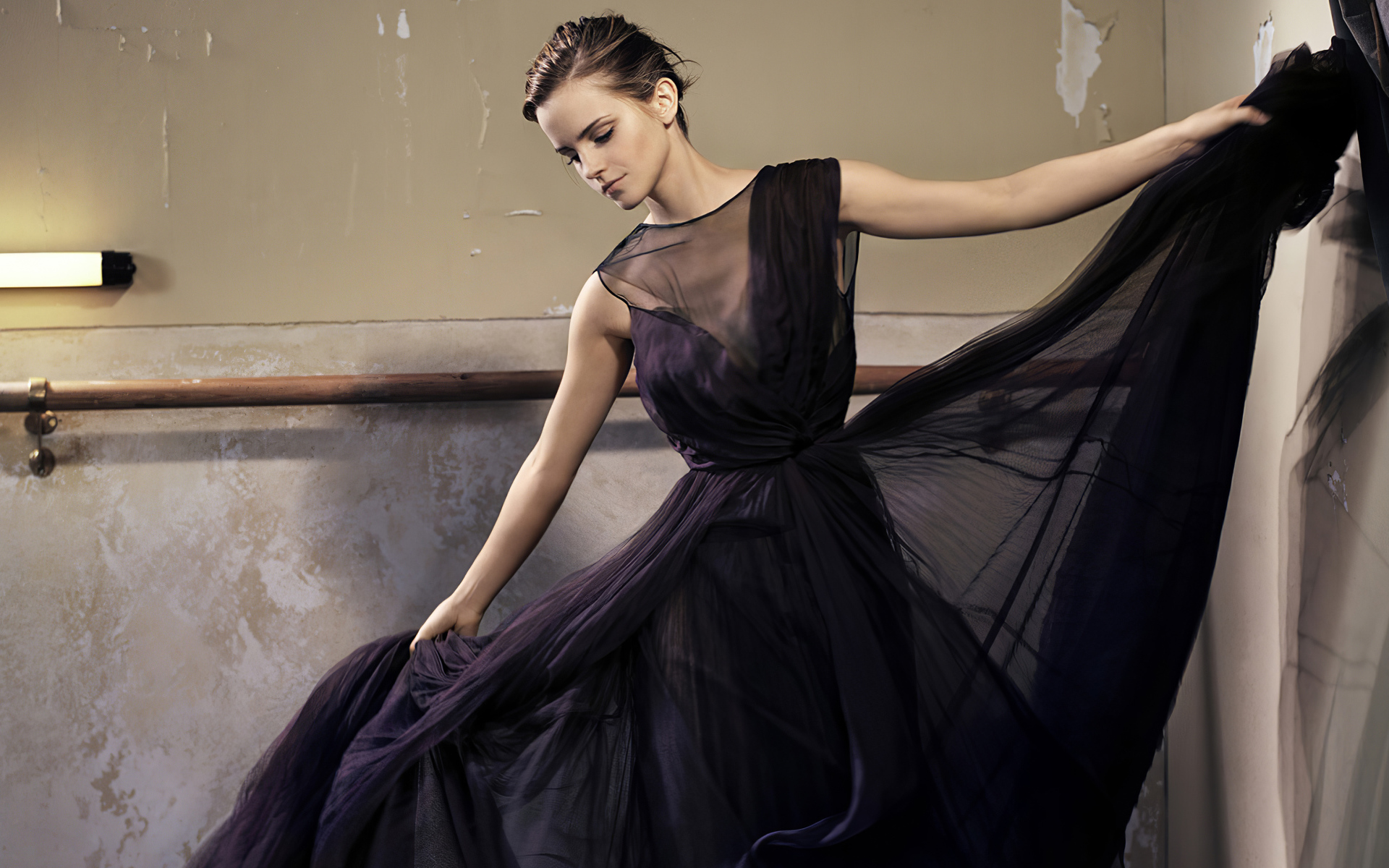 Актриса Эмма Уотсон в красивом черном платье в зале